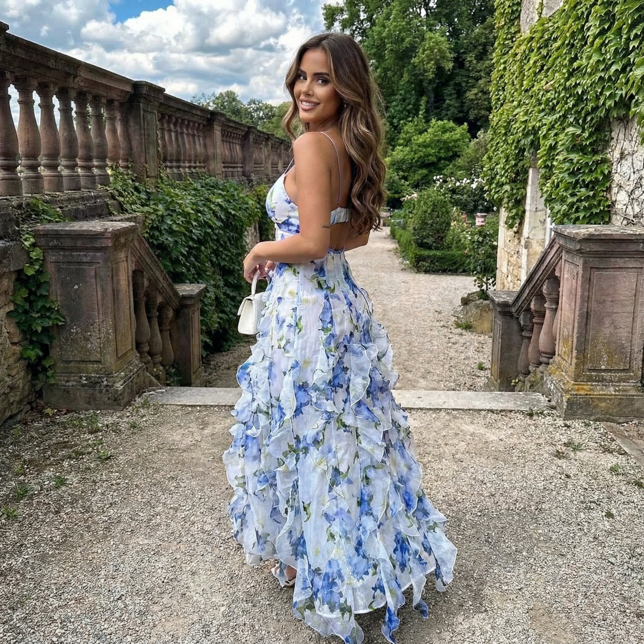 Vestido floral con volantes para invitada de boda de la marca SLIPPO®, con detalles ruffle en el diseño.