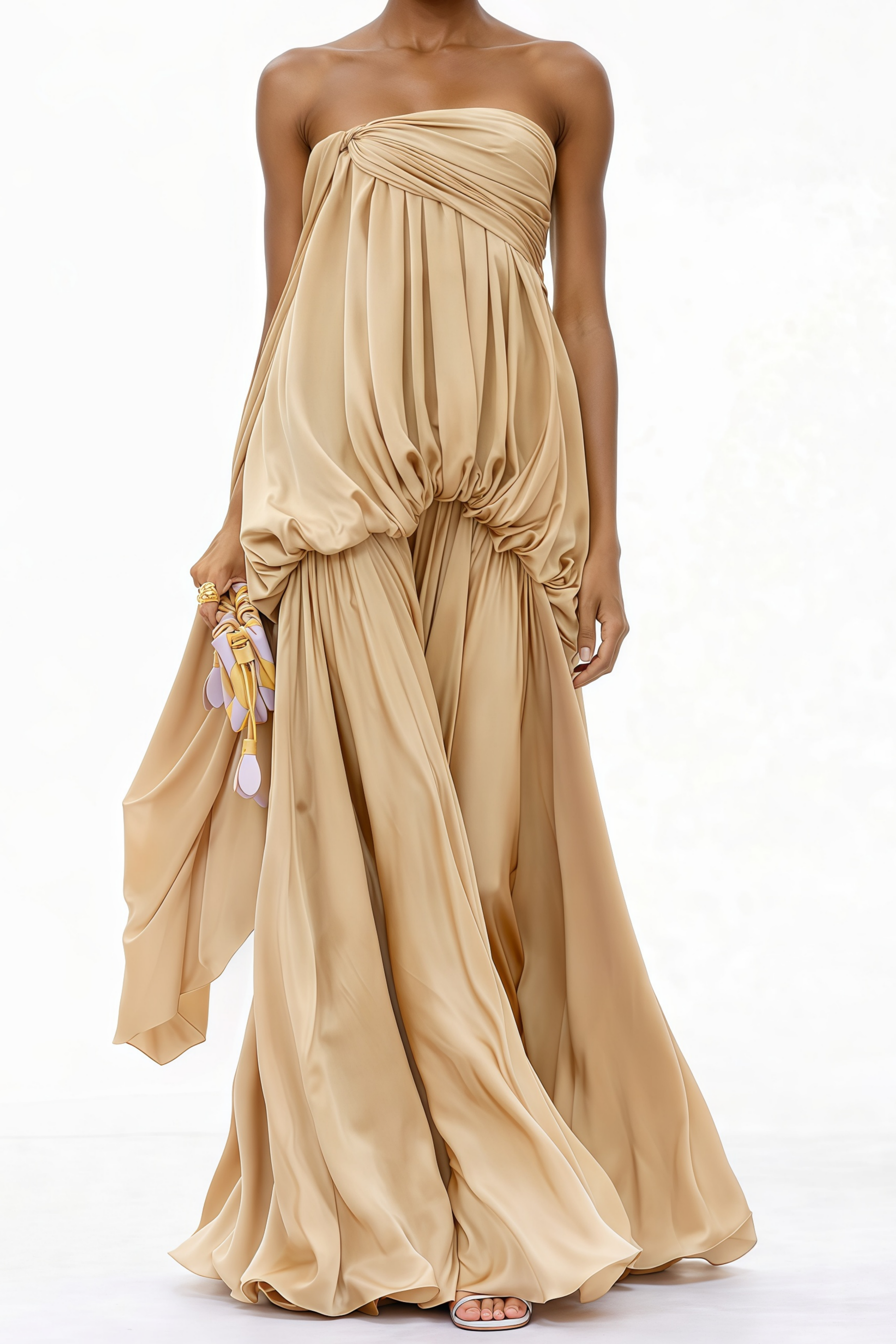 Vestido maxi champagne con hombros descubiertos de MRMelbourne, diseño elegante y fluido para ocasiones especiales.