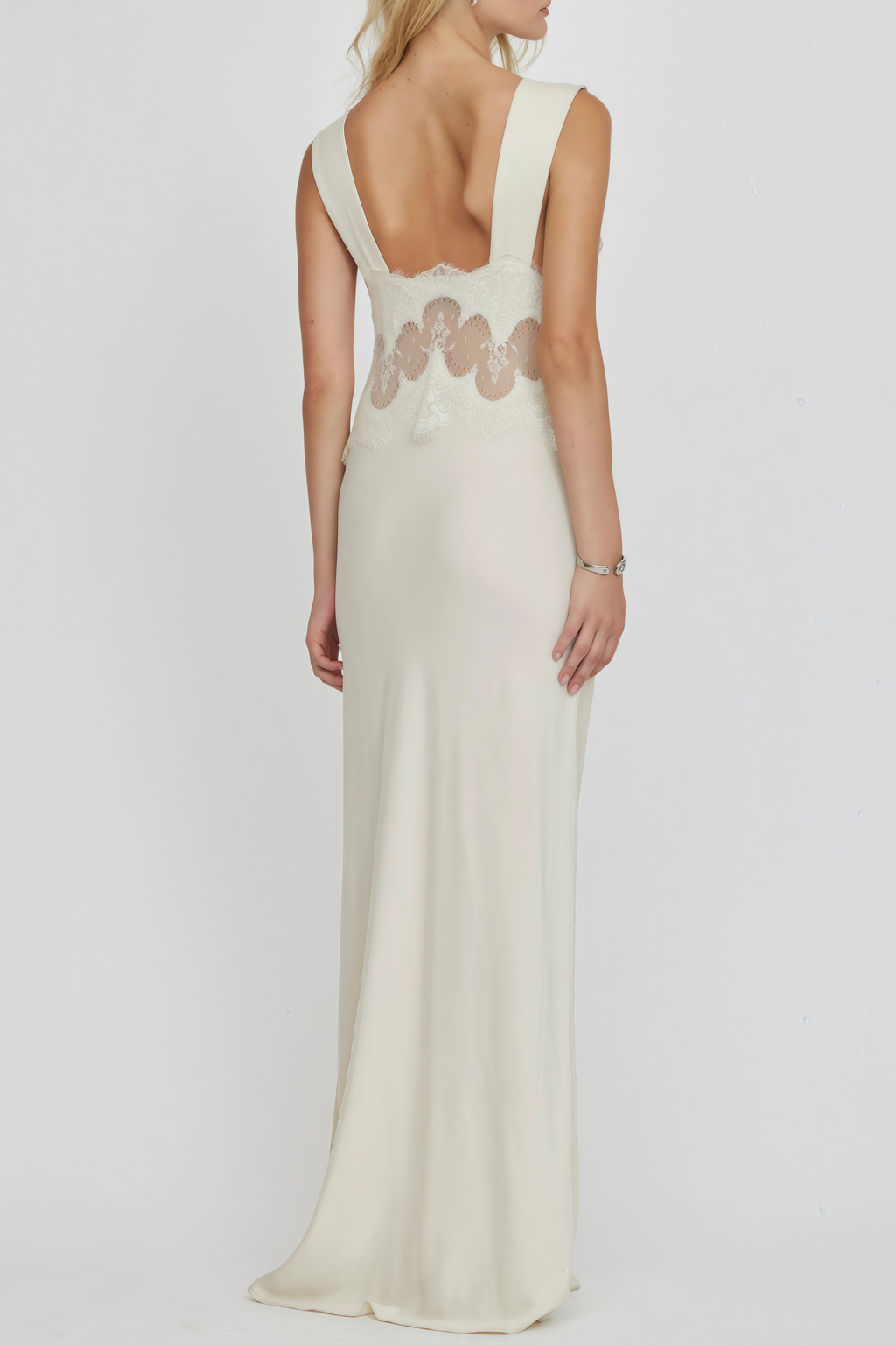 Vestido maxi de satén Aitana Neutrals de MRTokyo con paneles de encaje, elegante y fluido, en tono neutro.