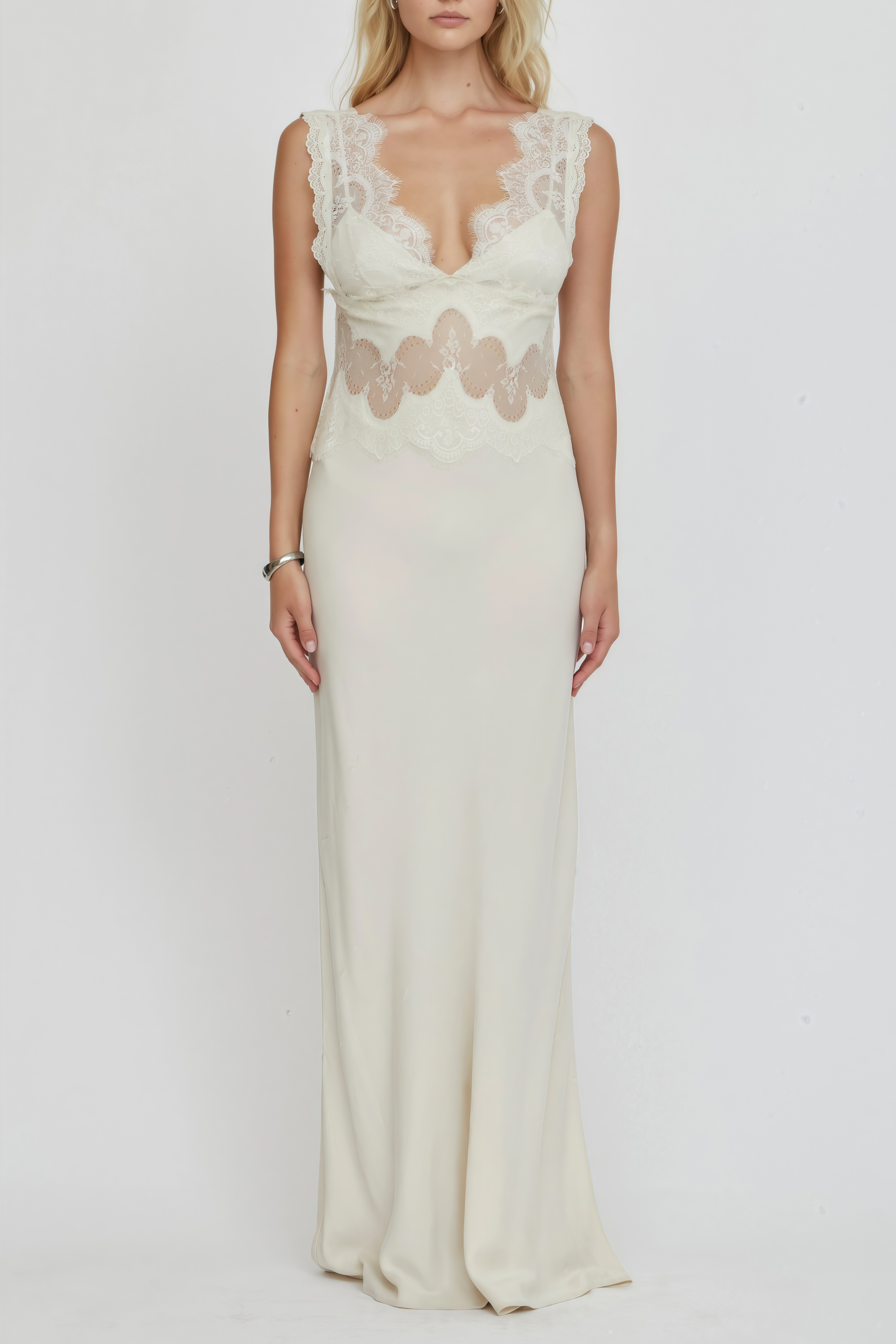 Vestido maxi de satén Aitana Neutrals de MRTokyo con paneles de encaje, elegante y cómodo para ocasiones especiales.