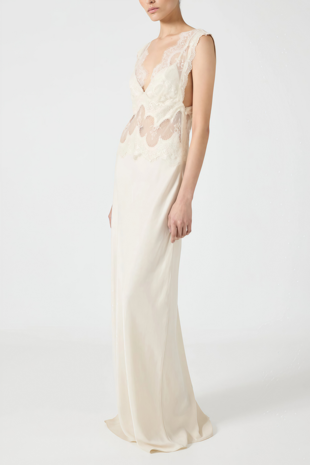 Vestido largo satin neutro Aitana Neutrals de MRTokyo con paneles de encaje, elegante y sofisticado para ocasiones especiales.