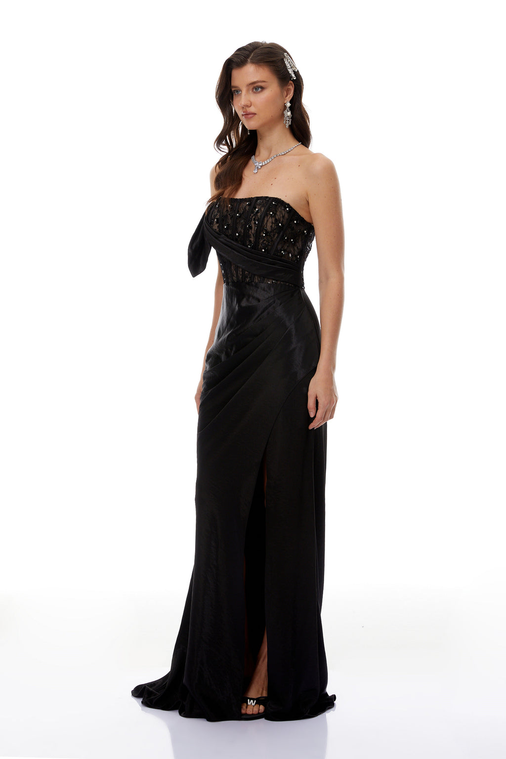 Vestido largo de noche negro de encaje con pedrería y brillo de la marca MRNewyork, con detalles elegantes y sofisticados.