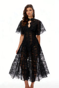 Vestido midi negro de encaje floral con capa de Alaia, diseñado por MRNewyork, con detalles elegantes y estilo sofisticado.