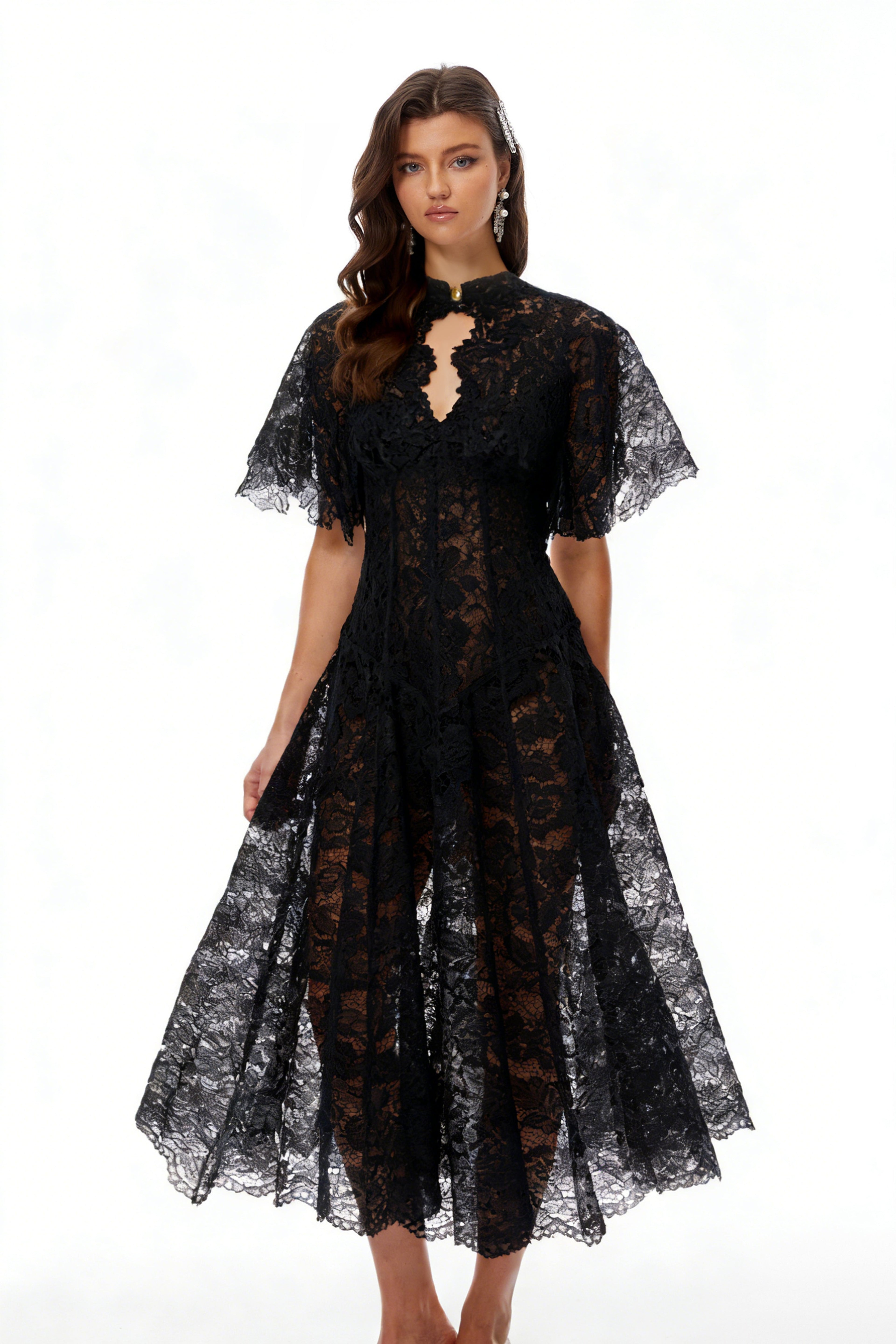 Vestido midi negro de encaje floral con capa de Alaia, diseñado por MRNewyork, con detalles elegantes y estilo sofisticado.