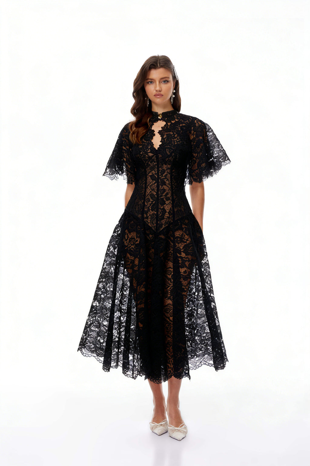 Vestido midi negro de encaje floral con capa de diseño Alaia de MRNewyork, muestra detalles elegantes y sofisticados en la prenda.