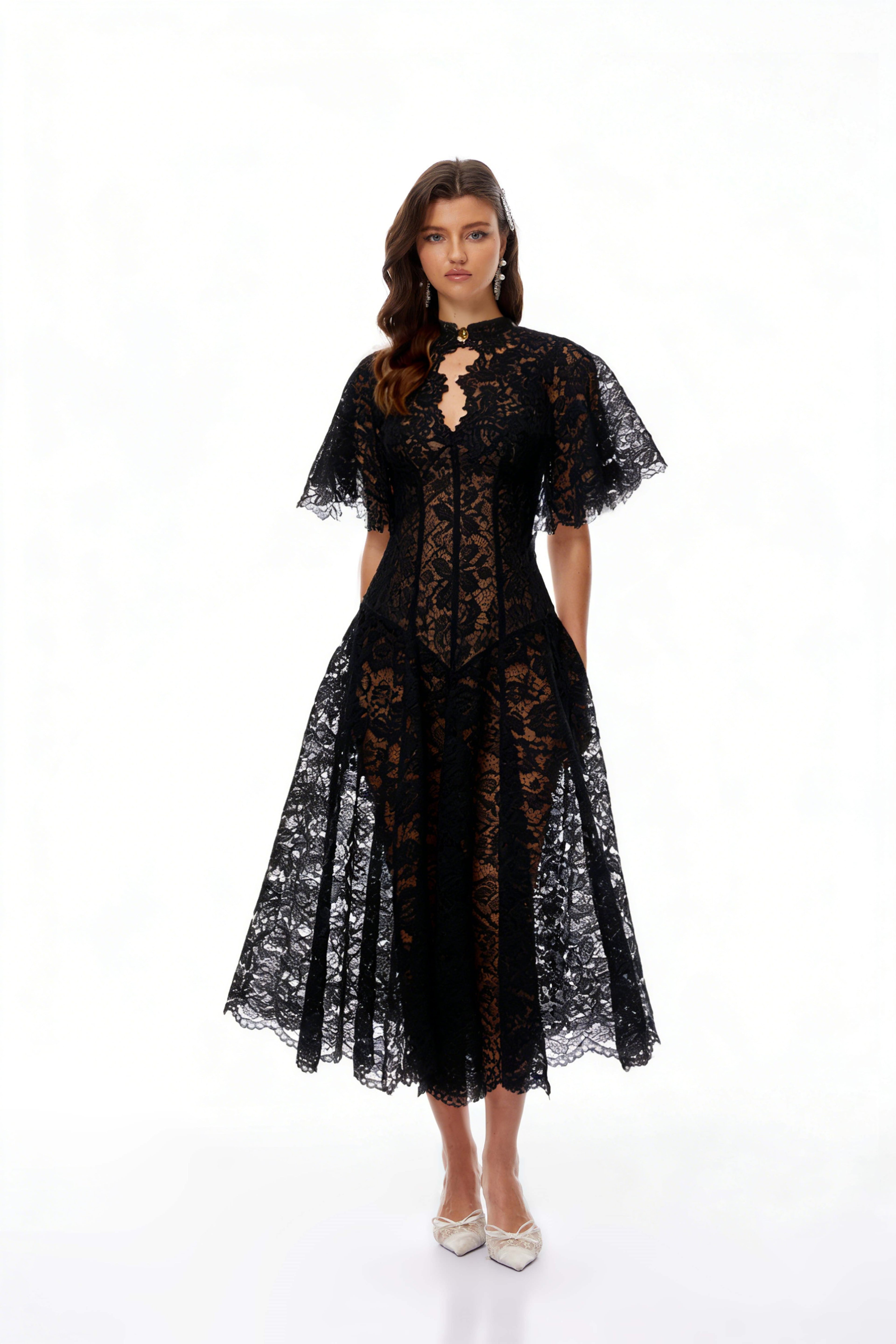 Vestido midi negro de encaje floral con capa de diseño Alaia de MRNewyork, muestra detalles elegantes y sofisticados en la prenda.