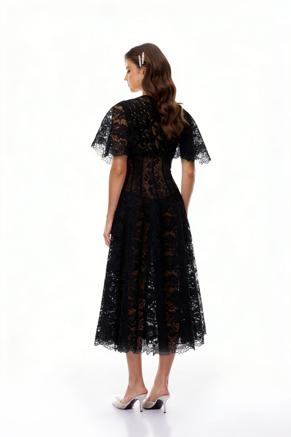 Vestido midi negro de encaje floral con capa de diseño Alaia de la marca MRNewyork, con detalles elegantes y sofisticados.