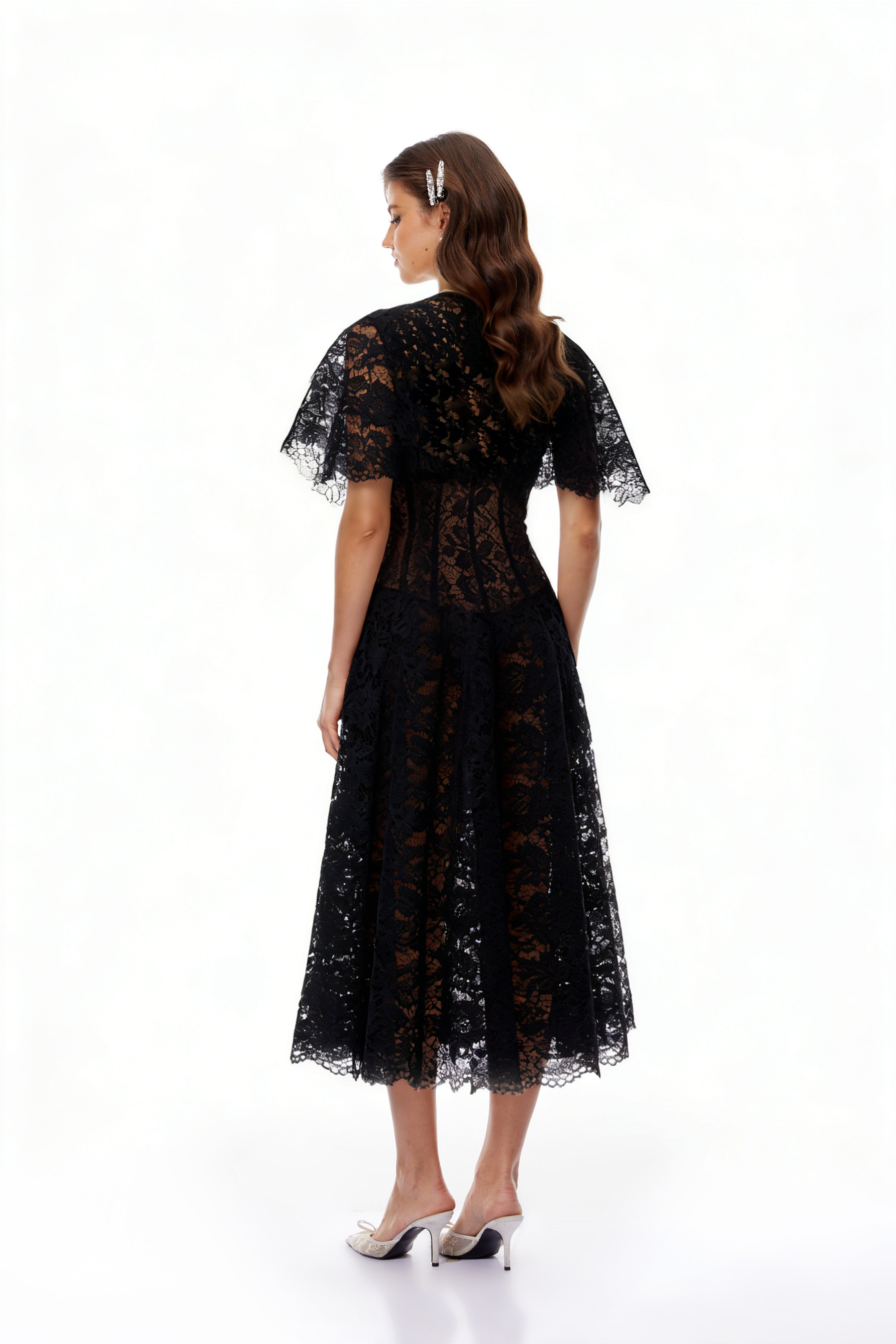 Vestido midi negro de encaje floral con capa de diseño Alaia de la marca MRNewyork, con detalles elegantes y sofisticados.