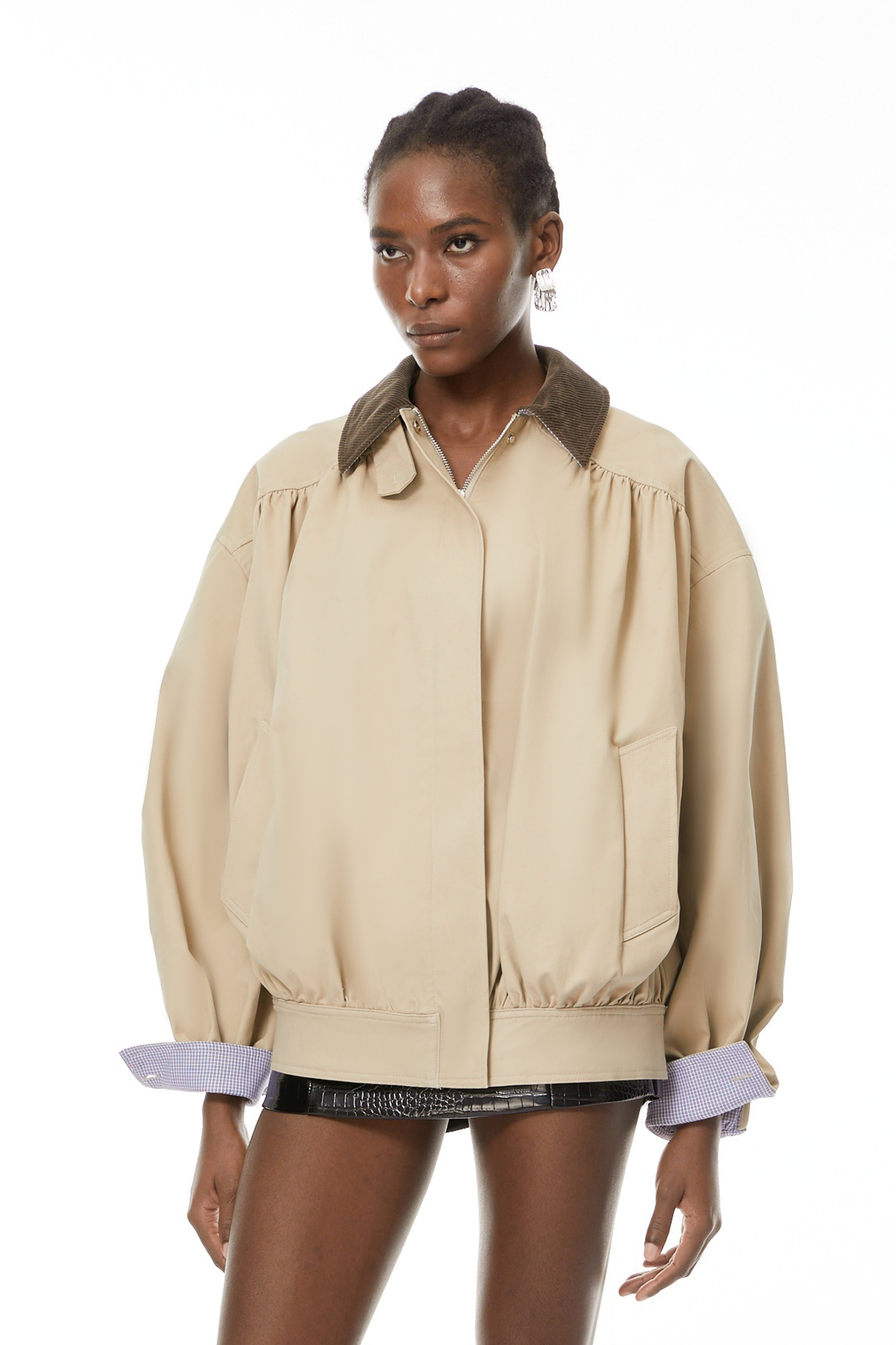 Chaqueta bomber MRTokyo Alessa en pana neutro con paneles, estilo casual y moderno para mujer.