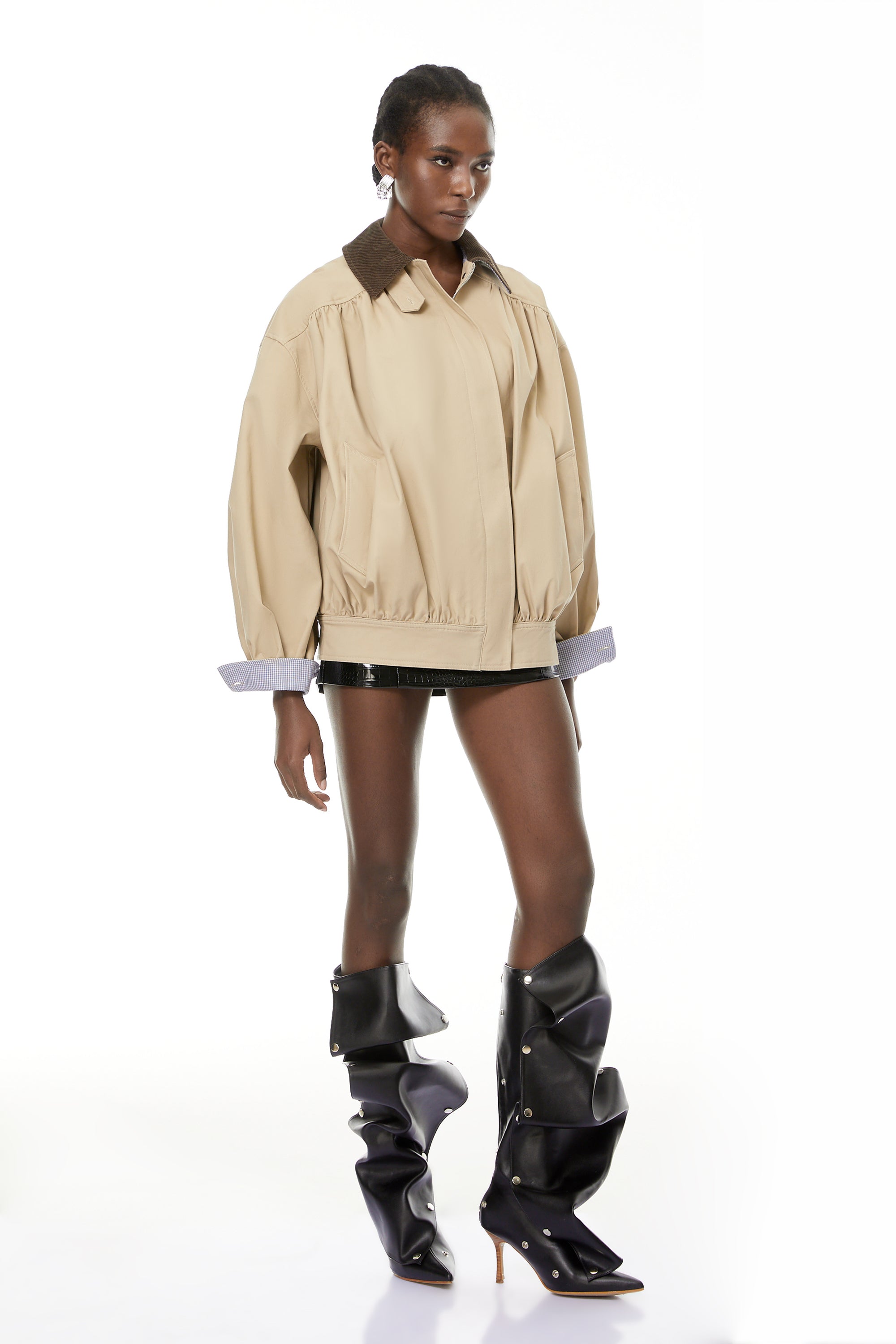 Chaqueta bomber de pana neutra Alessa de MRTokyo con paneles, ajuste moderno y detalles en el diseño.