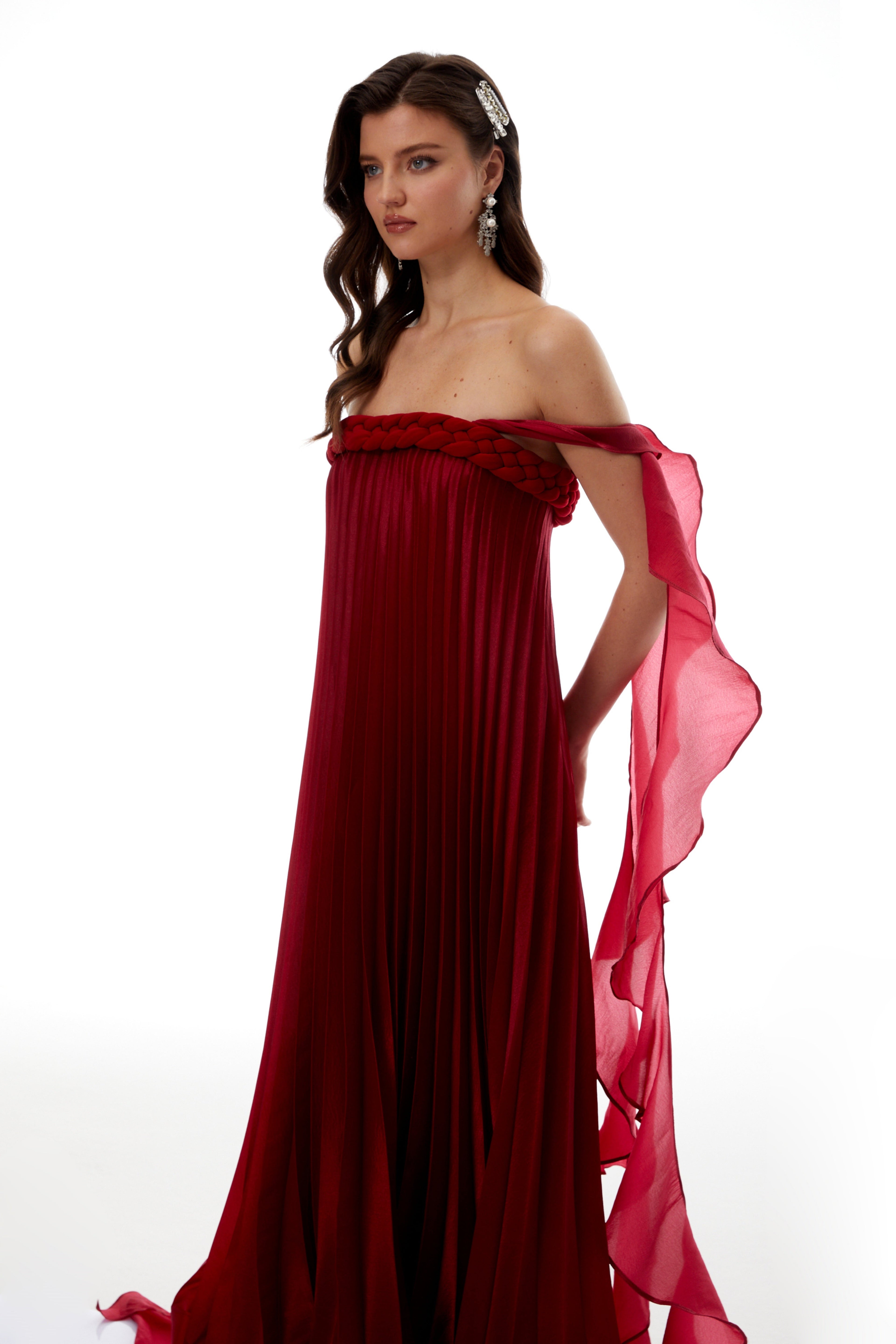 Vestido maxi rojo Alexandra de MRNewyork con volantes y cuerpo fruncido, estilo elegante y femenino.
