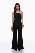 Conjunto negro de top con hombros descubiertos y pantalón de MRNewyork, estilo elegante y moderno para mujer.