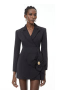 Vestido mini blazer Amelia en negro con detalles adornados, de MRTokyo, con diseño elegante y moderno.