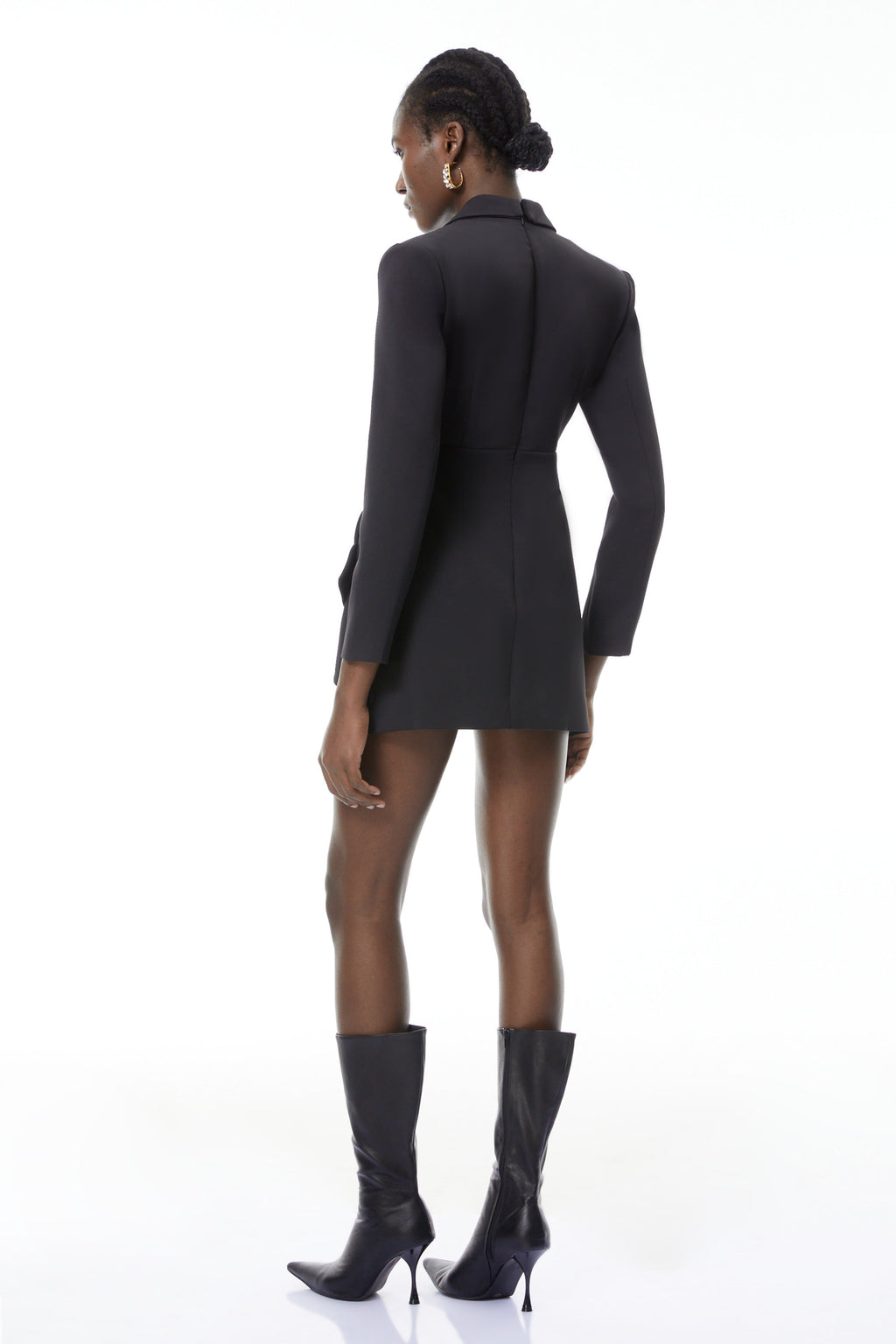Vestido mini con blazer adornado en negro de MRTokyo, detalle de bordados y estilo elegante para ocasiones especiales.