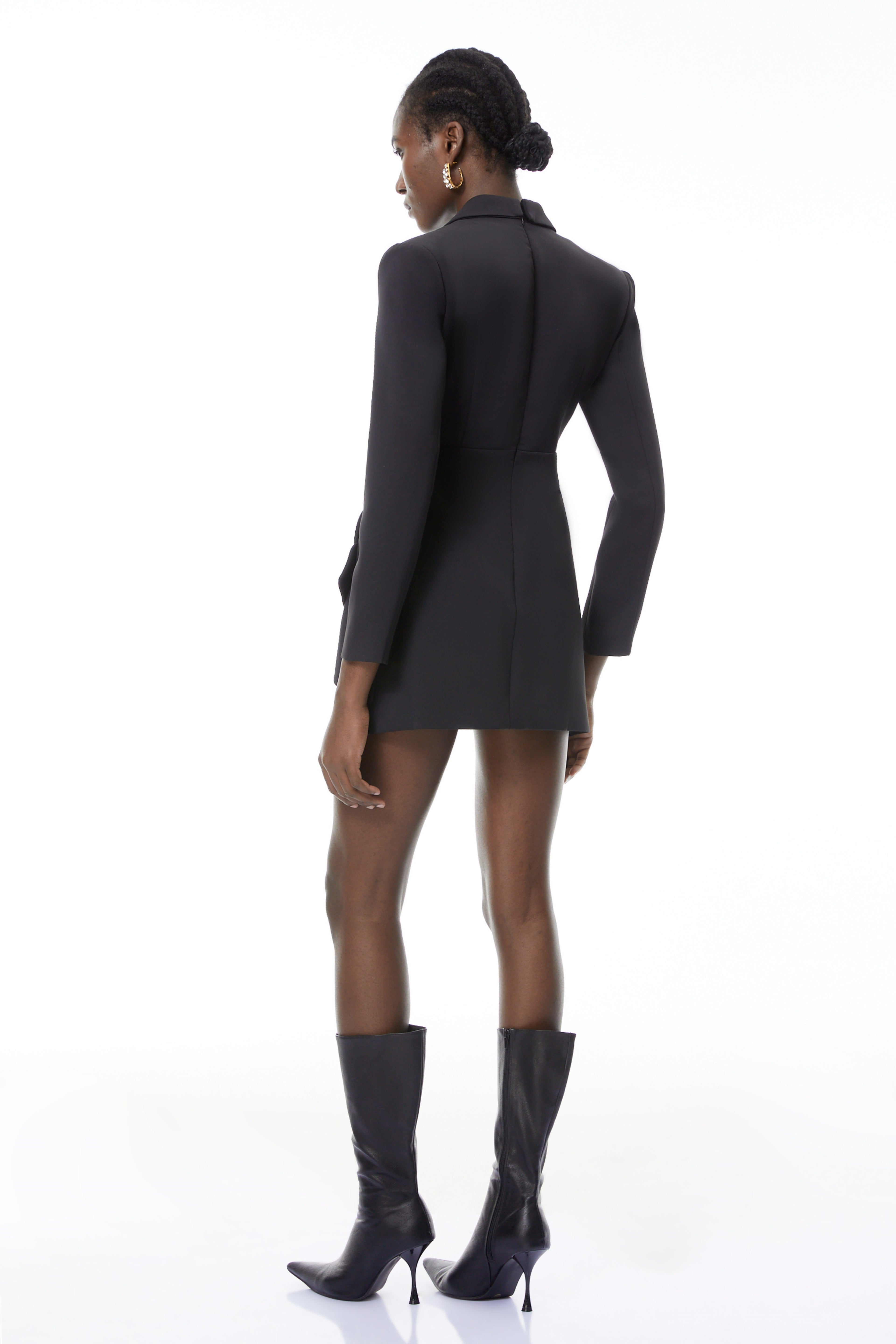 Vestido mini con blazer adornado en negro de MRTokyo, detalle de bordados y estilo elegante para ocasiones especiales.