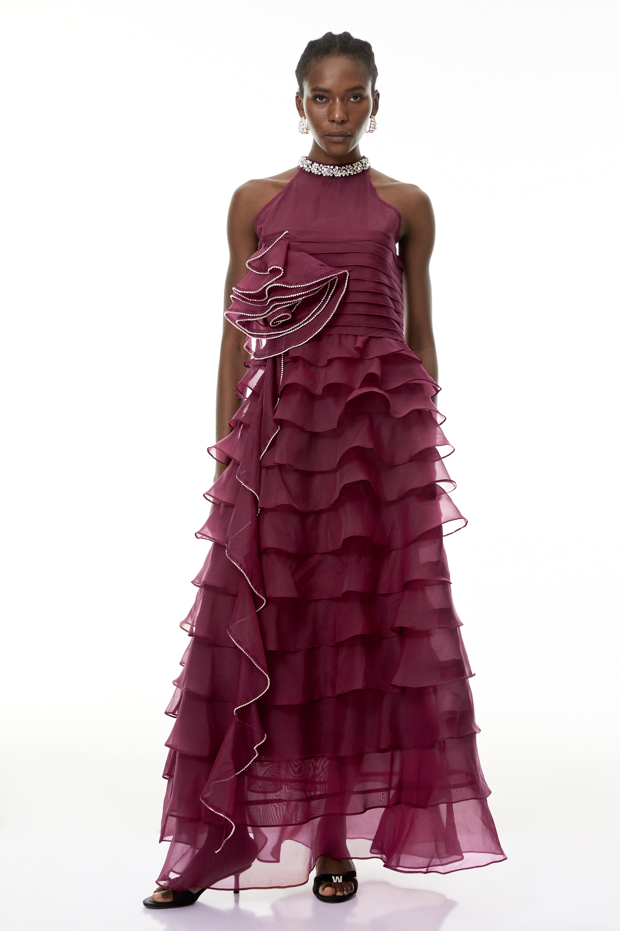 Vestido maxi rojo Anathi con pétalos 3D y volantes de MRMelbourne, vestido largo y elegante con detalles en la parte superior.