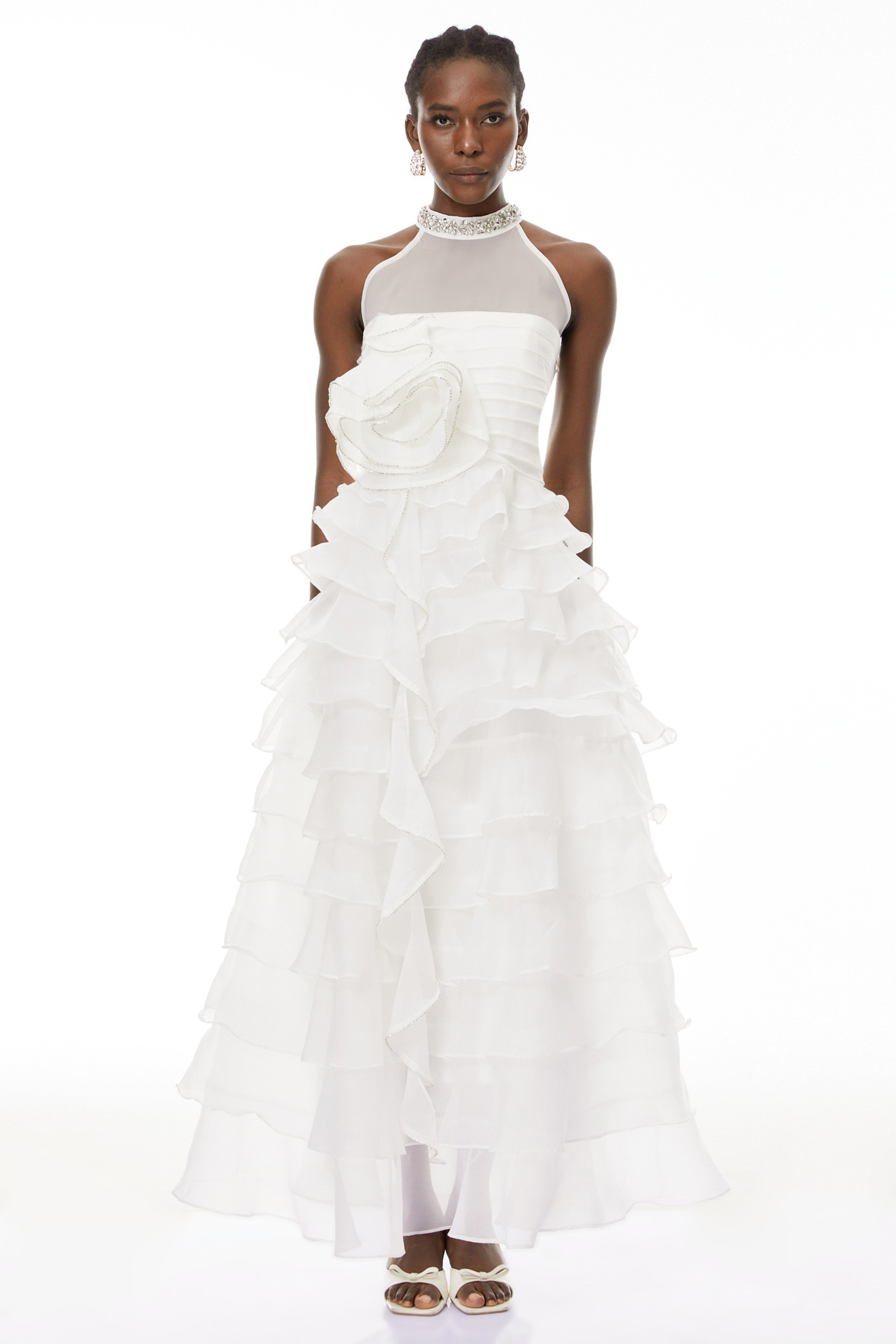 Vestido largo maxi Anathi White con pétalos 3D y volantes de MRMelbourne, diseñado para ocasiones elegantes y sofisticadas.