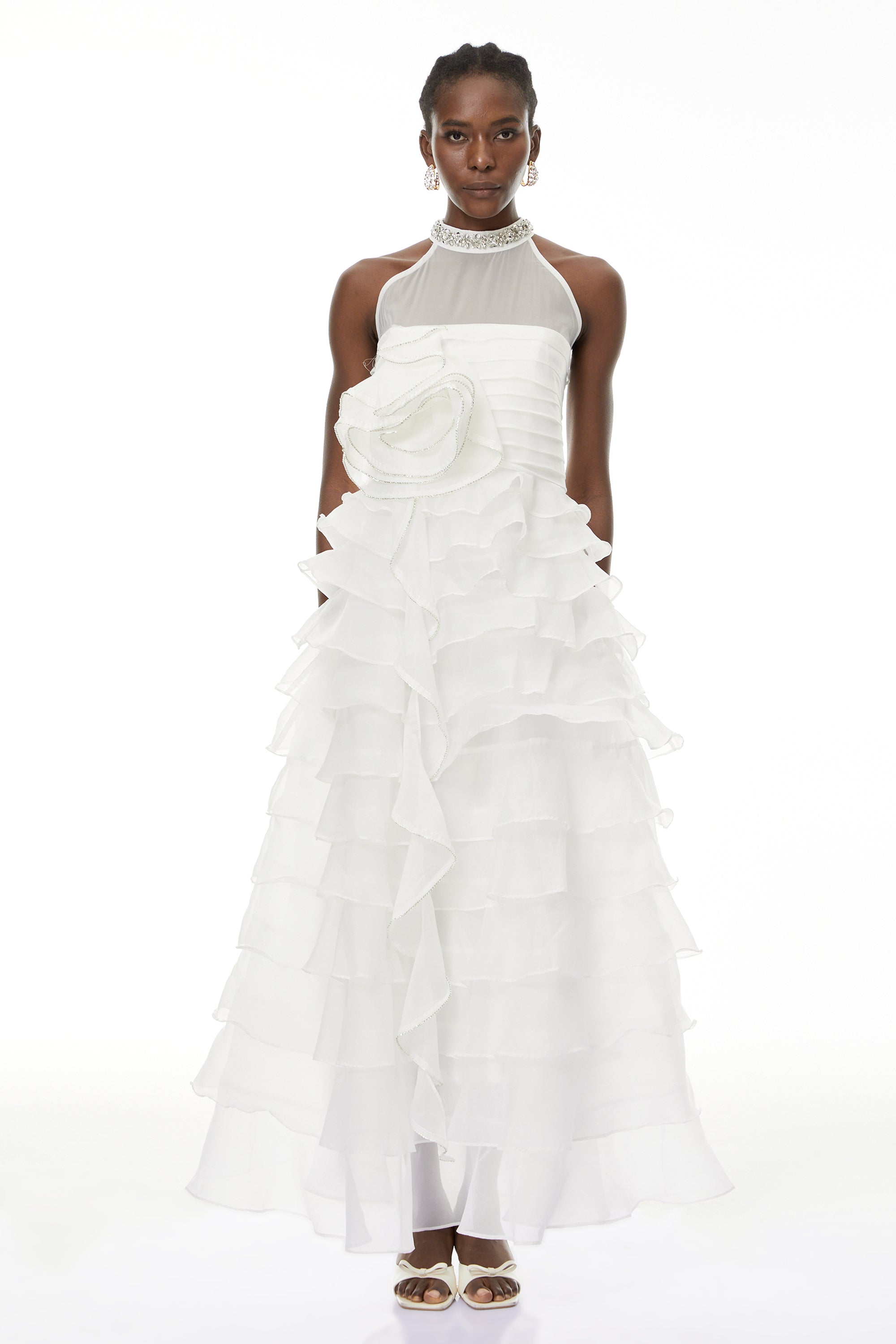 Vestido largo maxi Anathi White con pétalos en 3D y volantes de MRMelbourne, con diseño elegante y detalles en la parte superior.