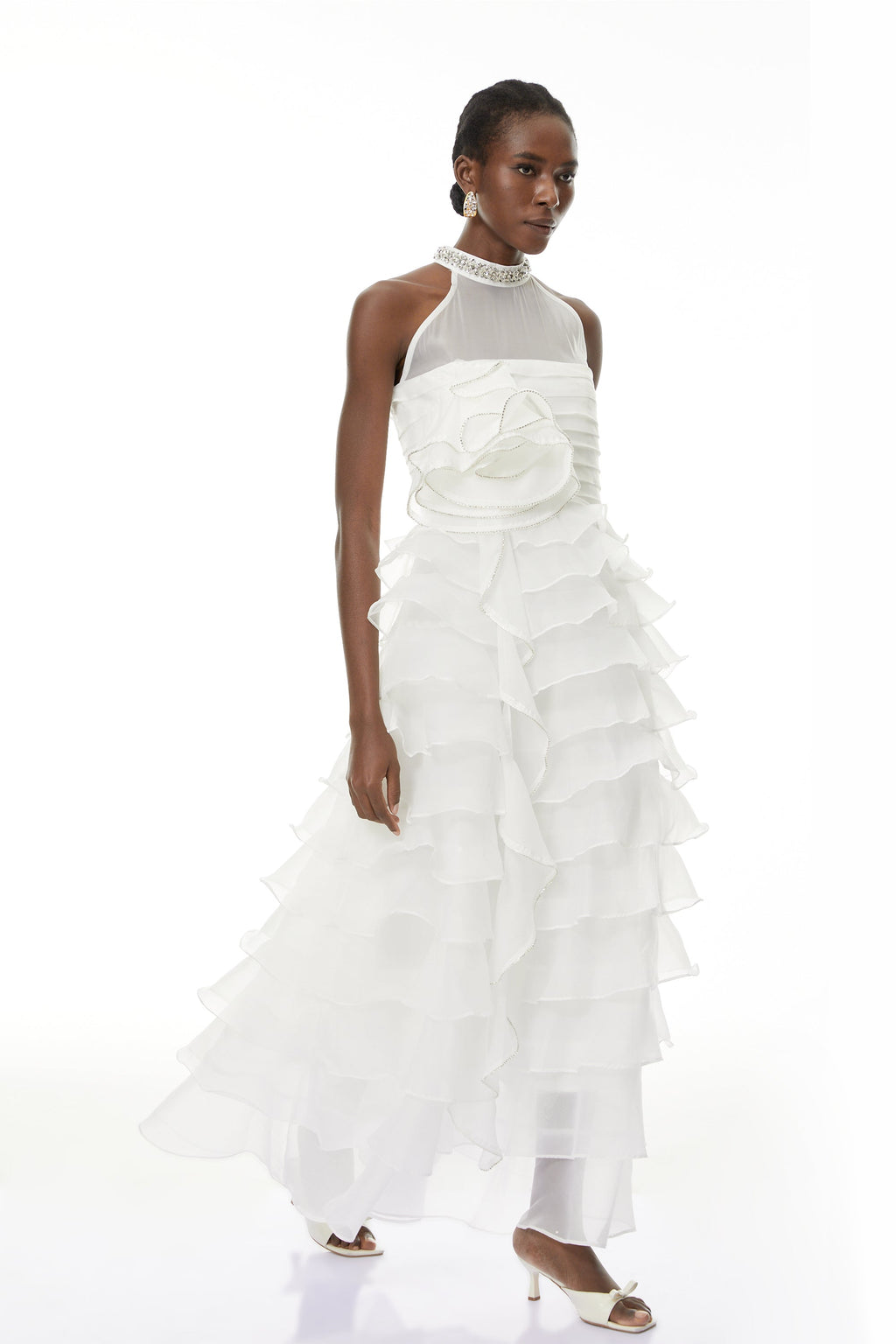 Vestido largo maxi Anathi White con volantes de pétalos 3D de MRMelbourne, diseño elegante y femenino para ocasiones especiales.