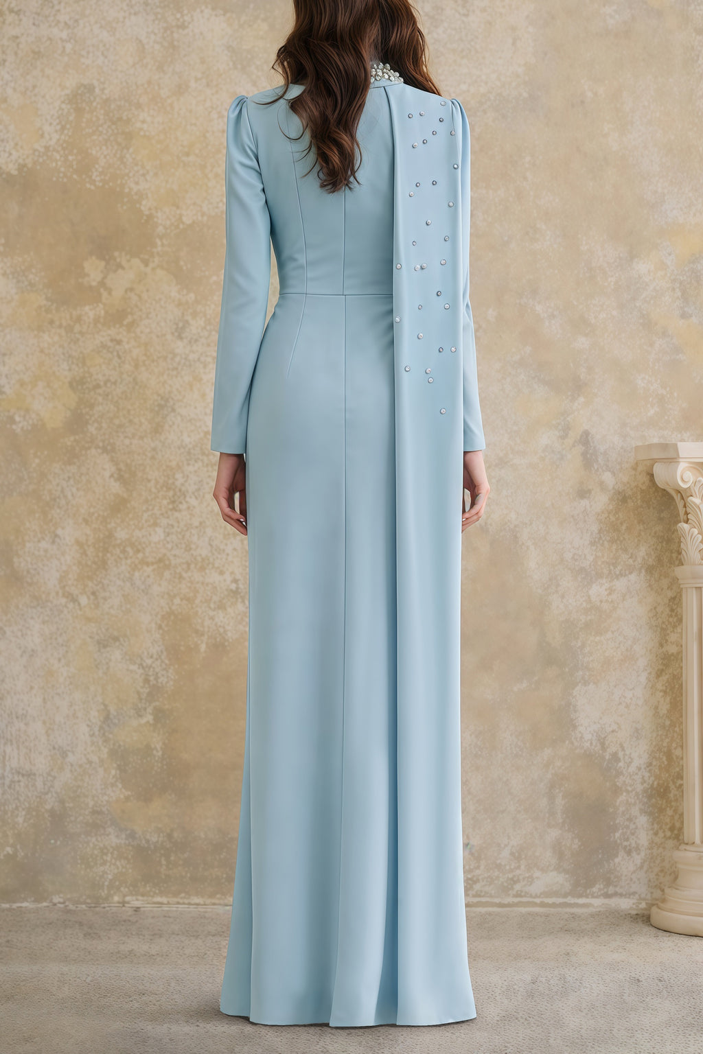 Vestido largo azul maxi con capa y detalles de adornos, de la marca MRNewyork, con diseño elegante y sofisticado.