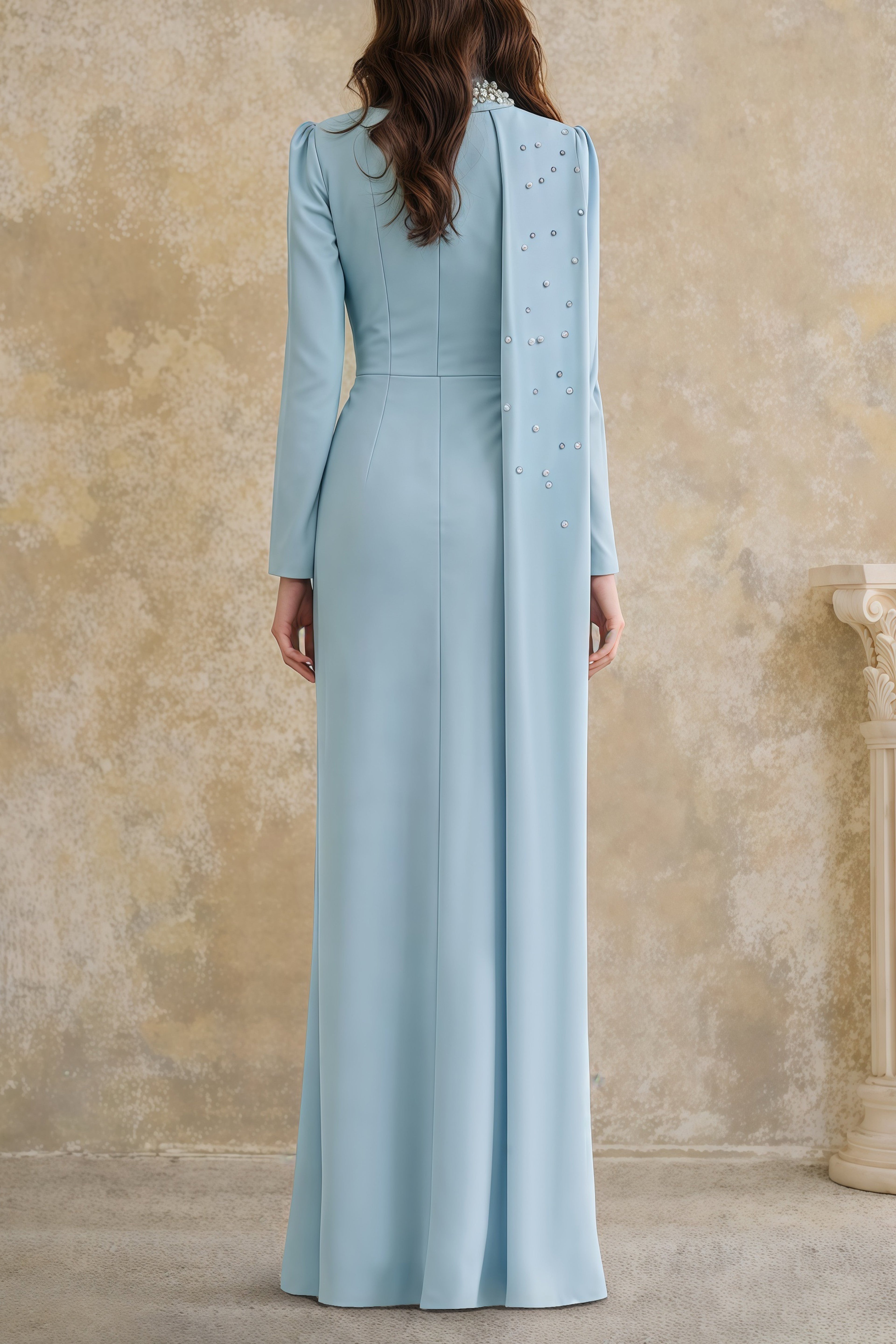Vestido largo azul maxi con capa y detalles de adornos, de la marca MRNewyork, con diseño elegante y sofisticado.