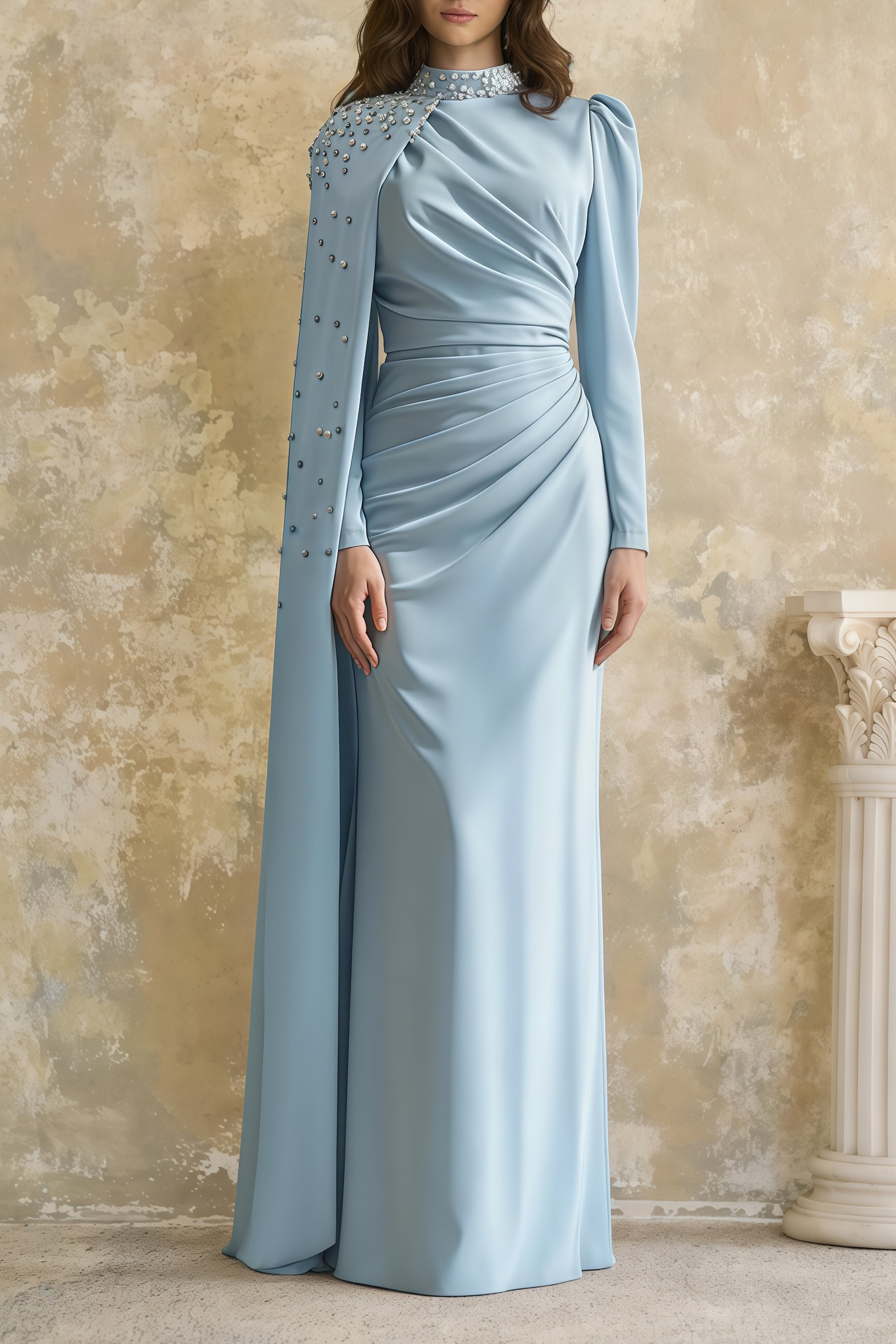 Vestido largo azul Andreea de MRNewyork con capa y detalles adornados, elegante y sofisticado para ocasiones especiales.