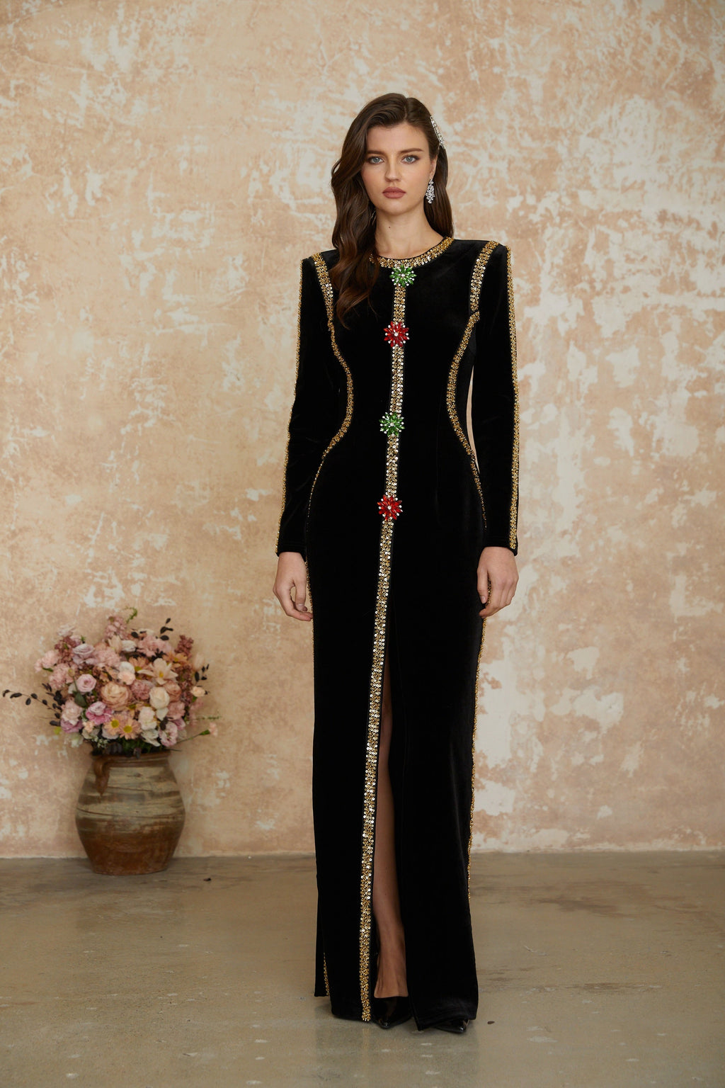 Vestido largo maxi negro con cristales y abertura frontal de la marca MRNewyork.
