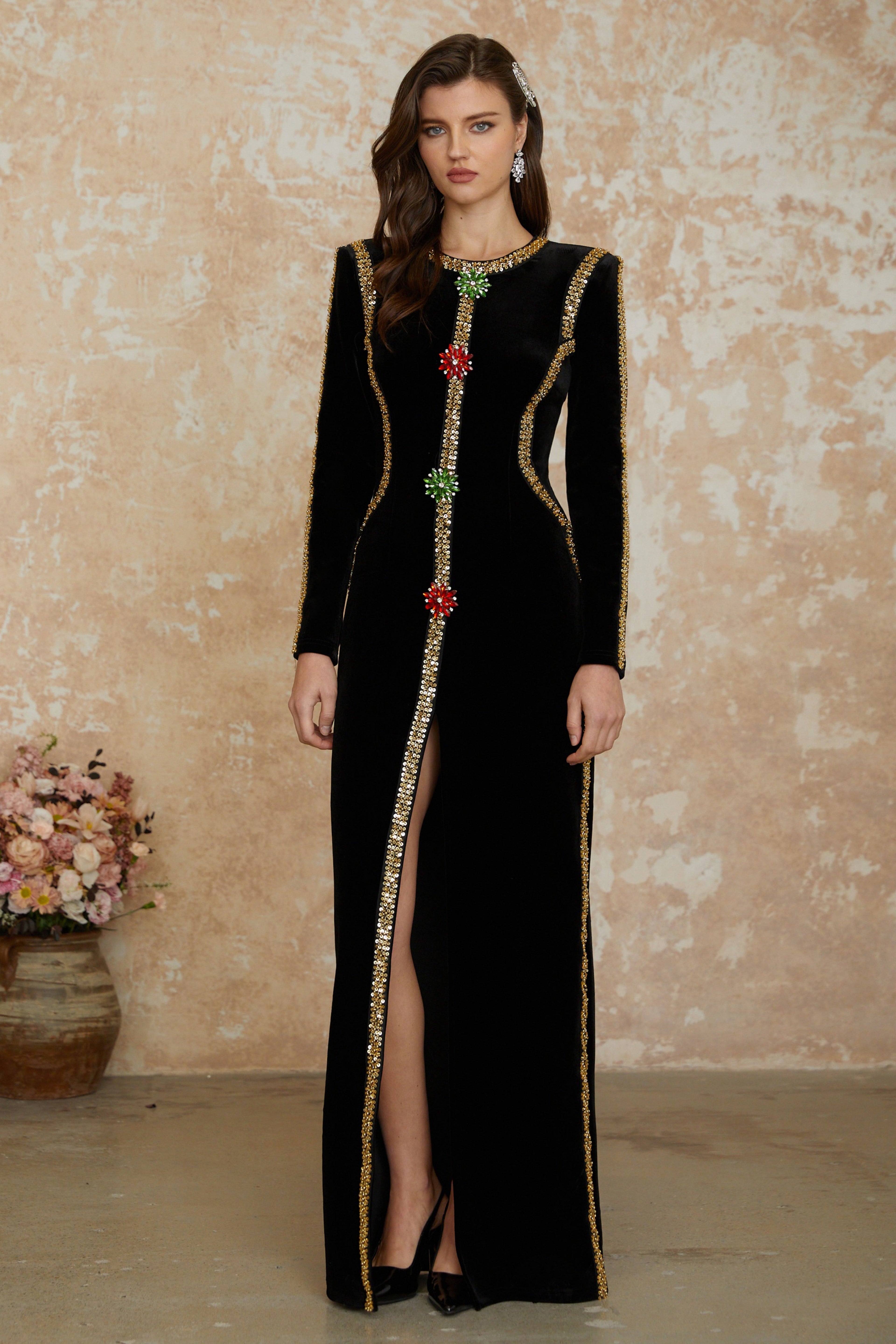 Vestido largo maxi negro con cristales y abertura frontal, vestido elegante de MRNewyork con detalles brillantes y estilo sofisticado.