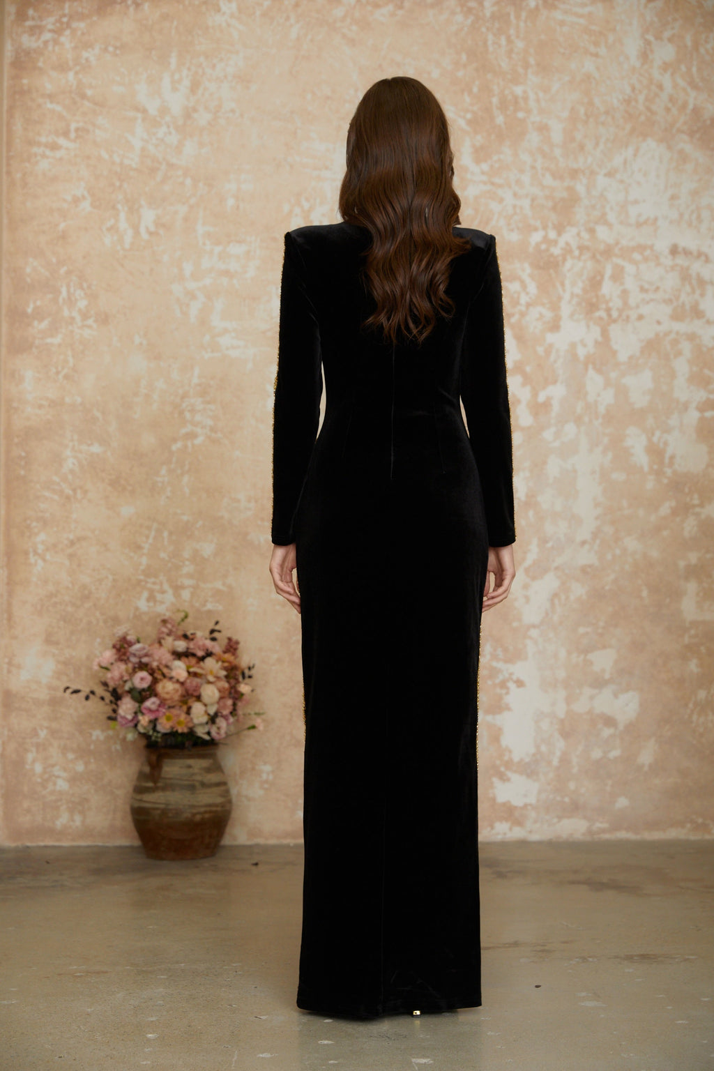 Vestido maxi negro de novia con cristales, abertura frontal y diseño elegante, de la marca Bridal, en la imagen.