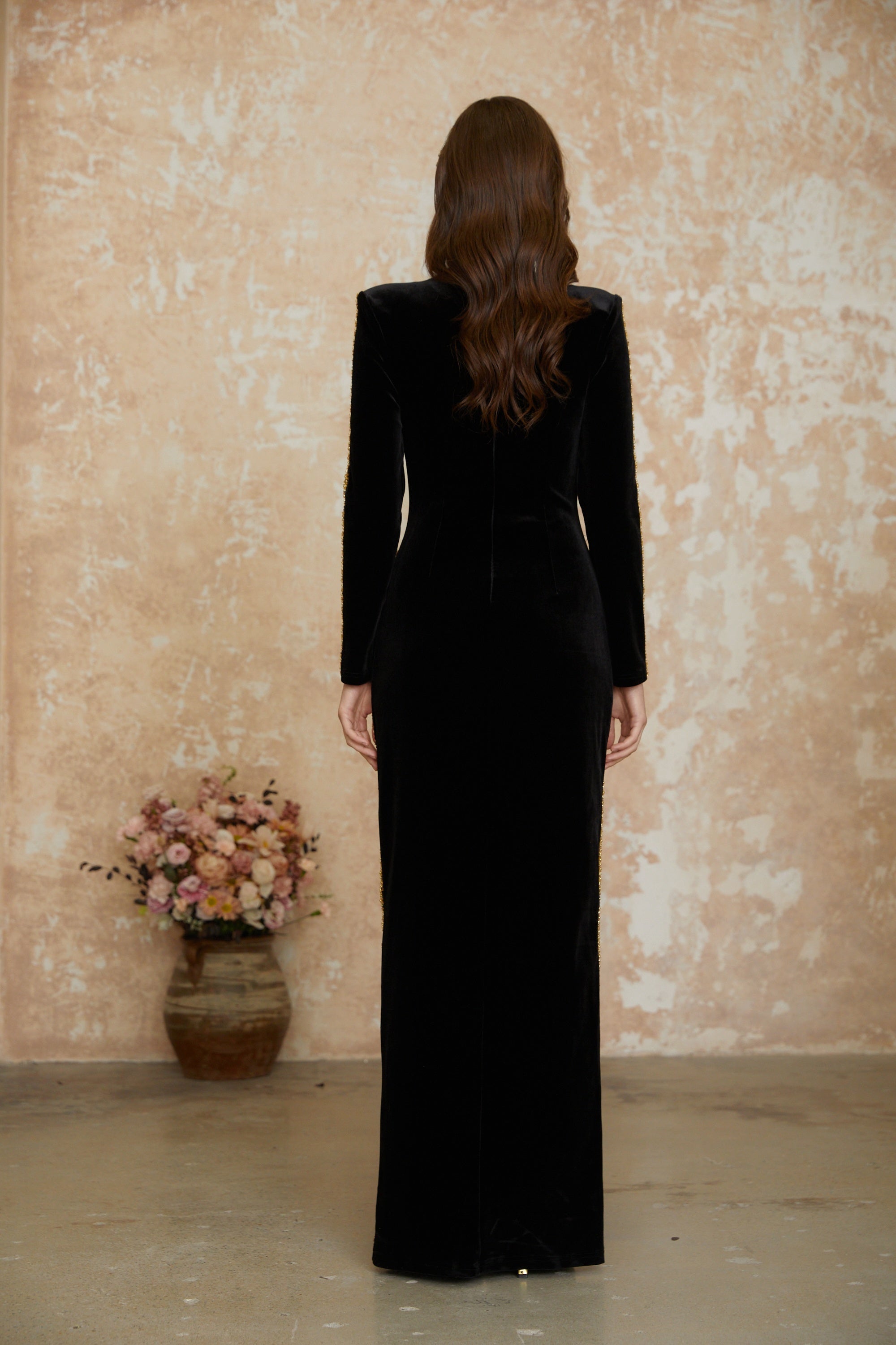 Vestido maxi negro con bordados de cristales en el frente y abertura lateral, diseñado por MRNewyork.