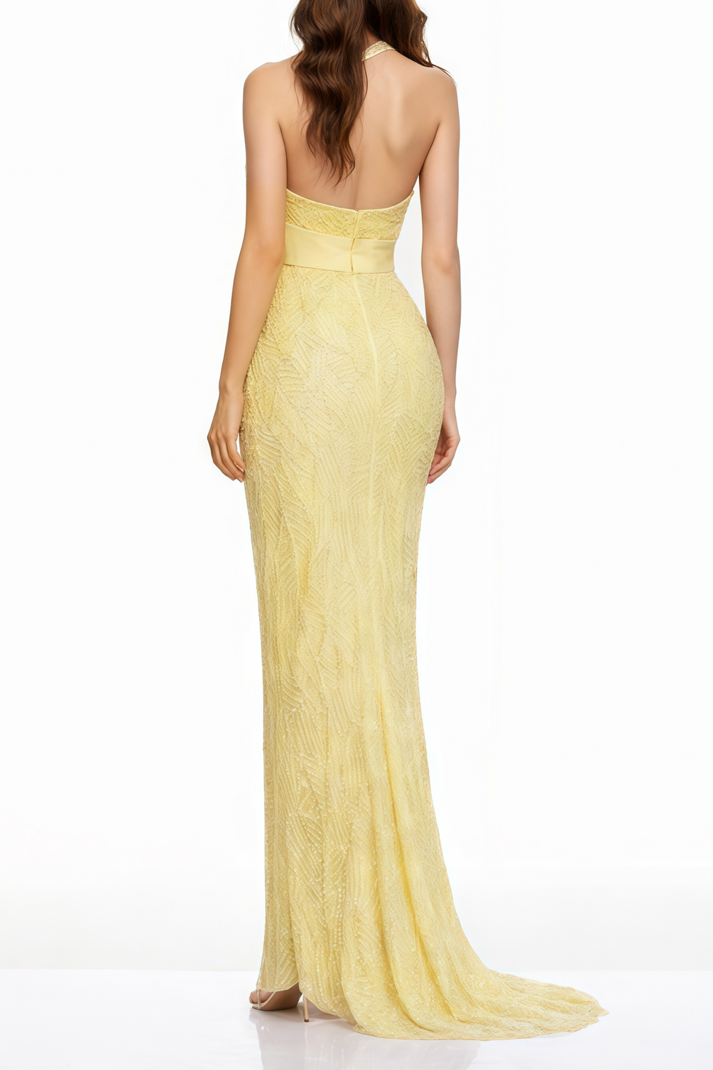 Vestido maxi amarillo Antonia de tirantes con lazo de MRNewyork, estilo halter, con falda larga y elegante.