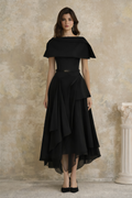 Conjunto de vestido y chal asimétrico negro con panel de tul de MRNewyork, mostrando detalles elegantes y diseño moderno.