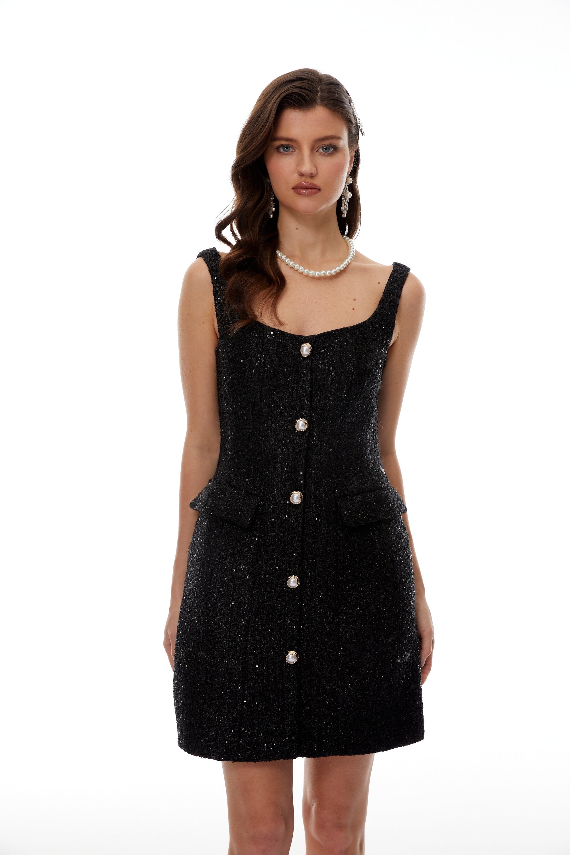 Vestido mini negro de tweed con cuello cuadrado de MRNewyork, estilo elegante y moderno, visible en la imagen.
