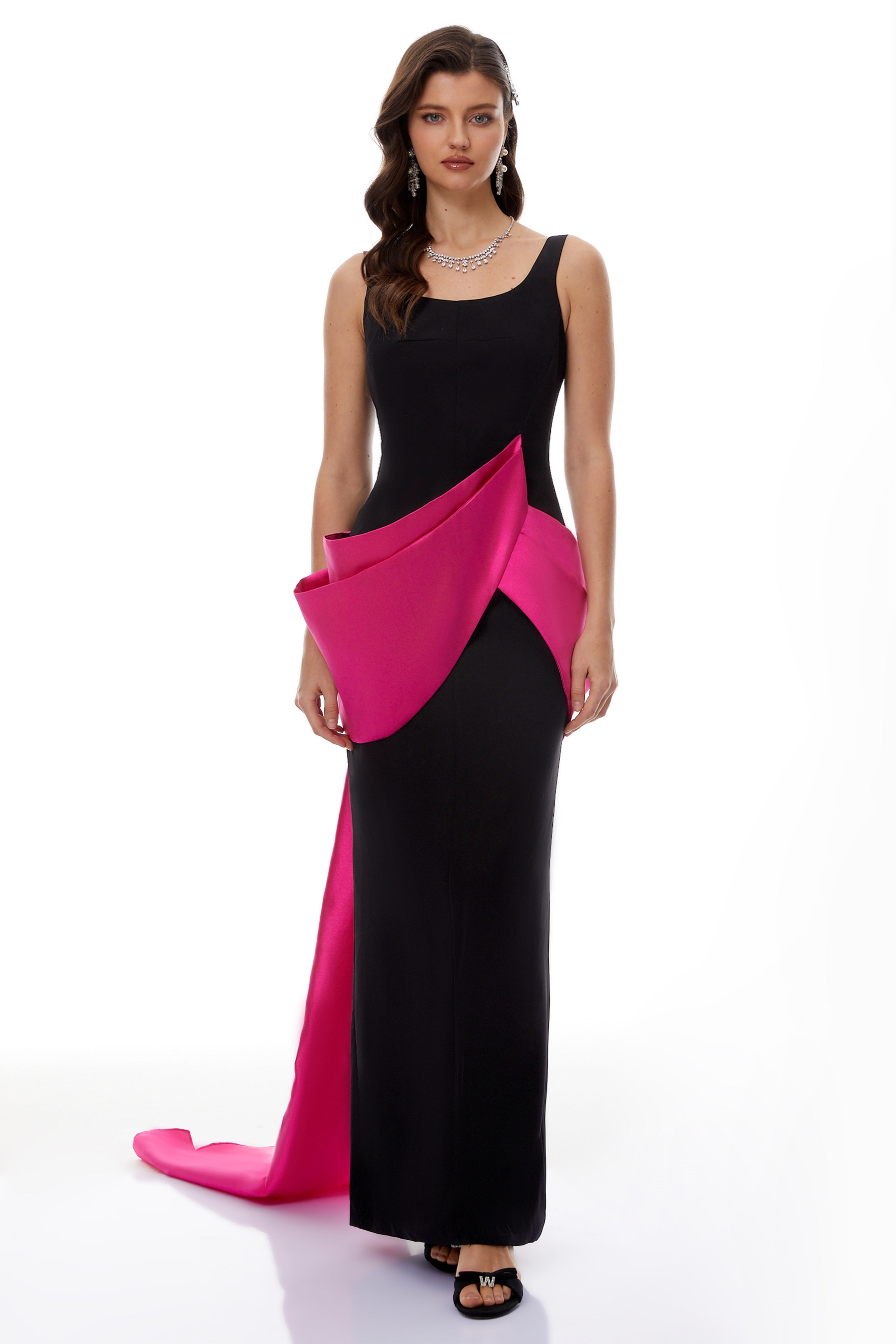 Vestido largo en bloques de color negro de MRNewyork, con capa en el diseño Aurora Black Color Block Layered Maxi Dress