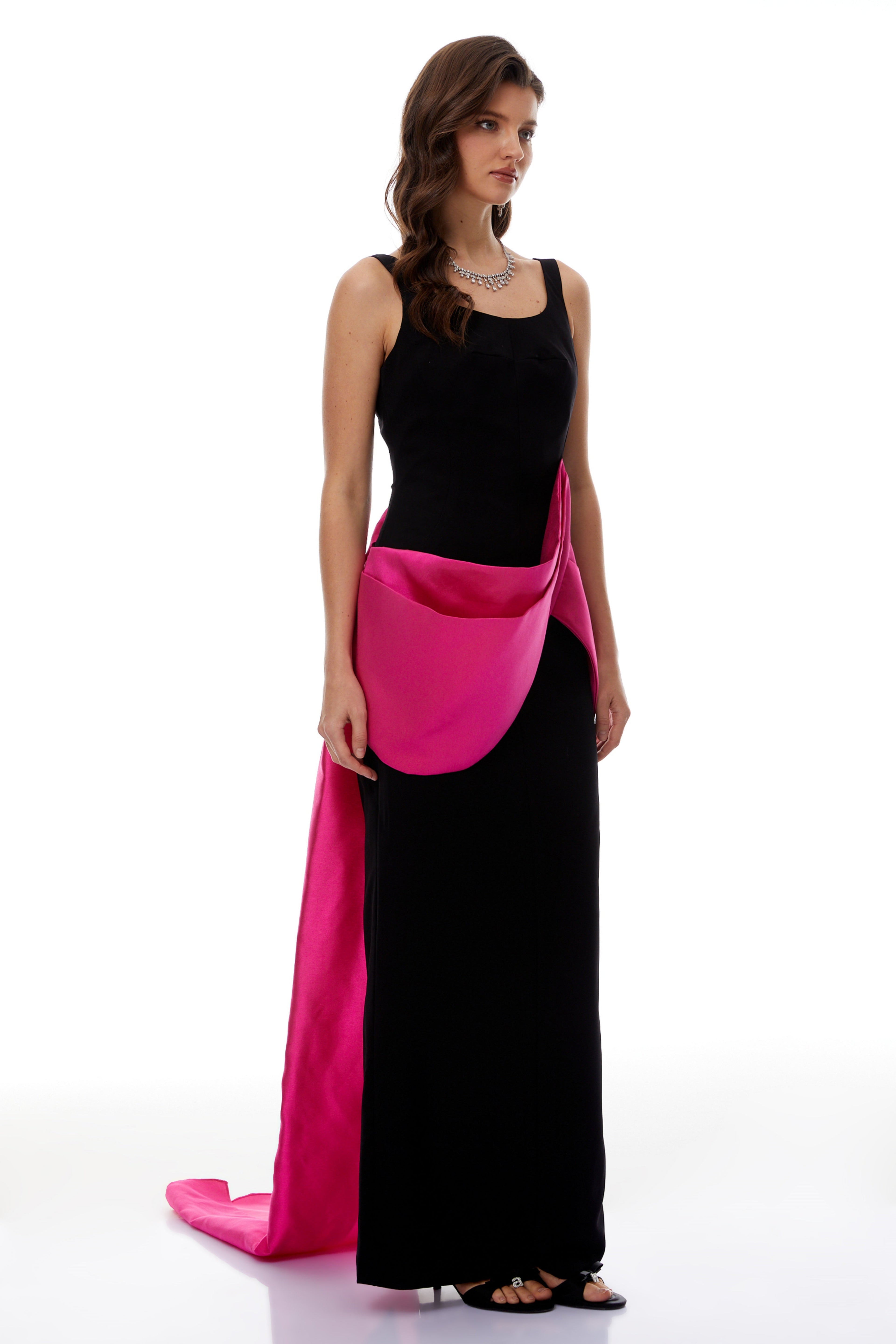 Vestido maxi de color block negro Aurora de MRNewyork con capas y estilo largo, ideal para ocasiones elegantes.