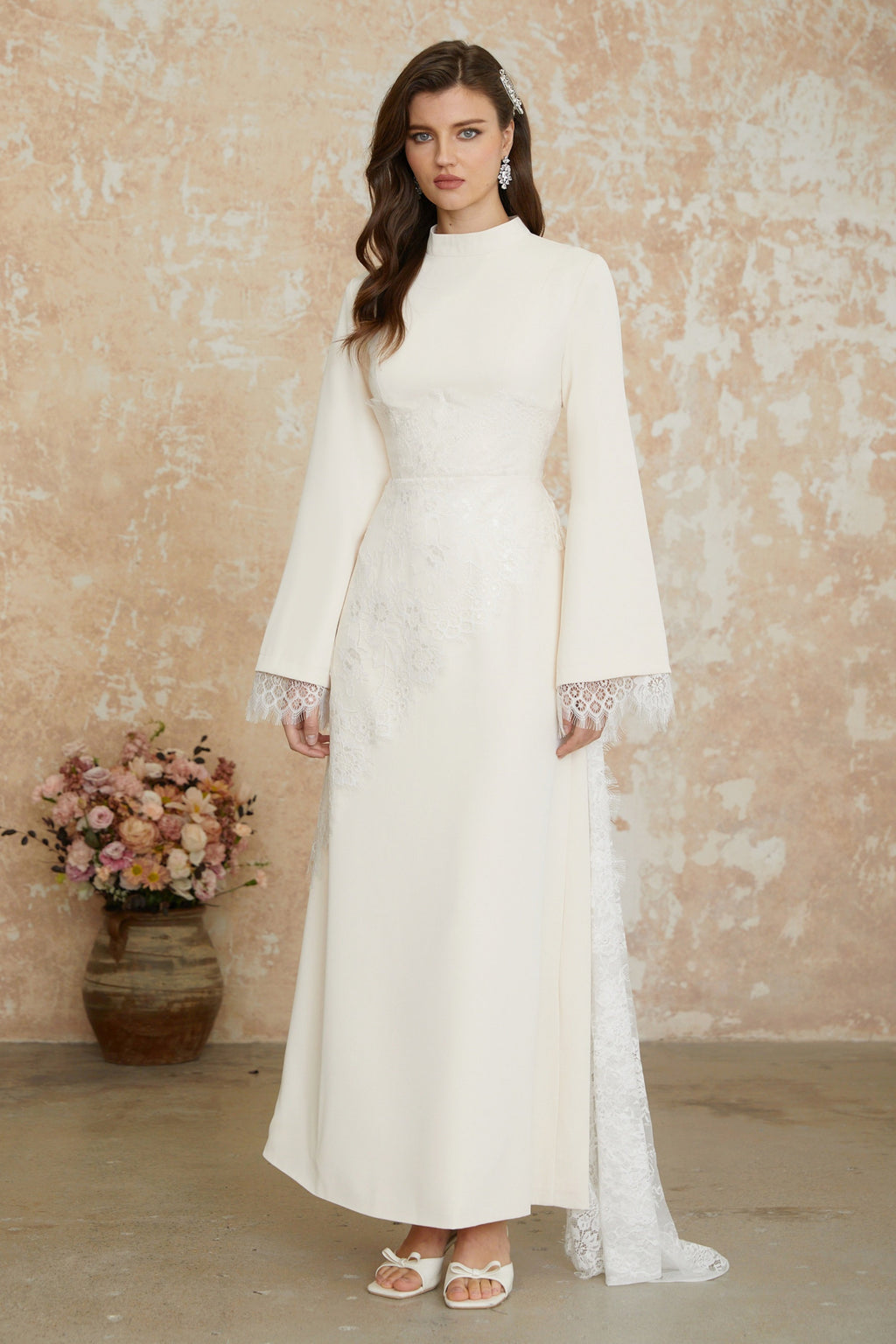 Vestido largo blanco con encaje floral de MRParis, estilo maxi, con detalles elegantes y delicados en la parte superior y falda fluida.