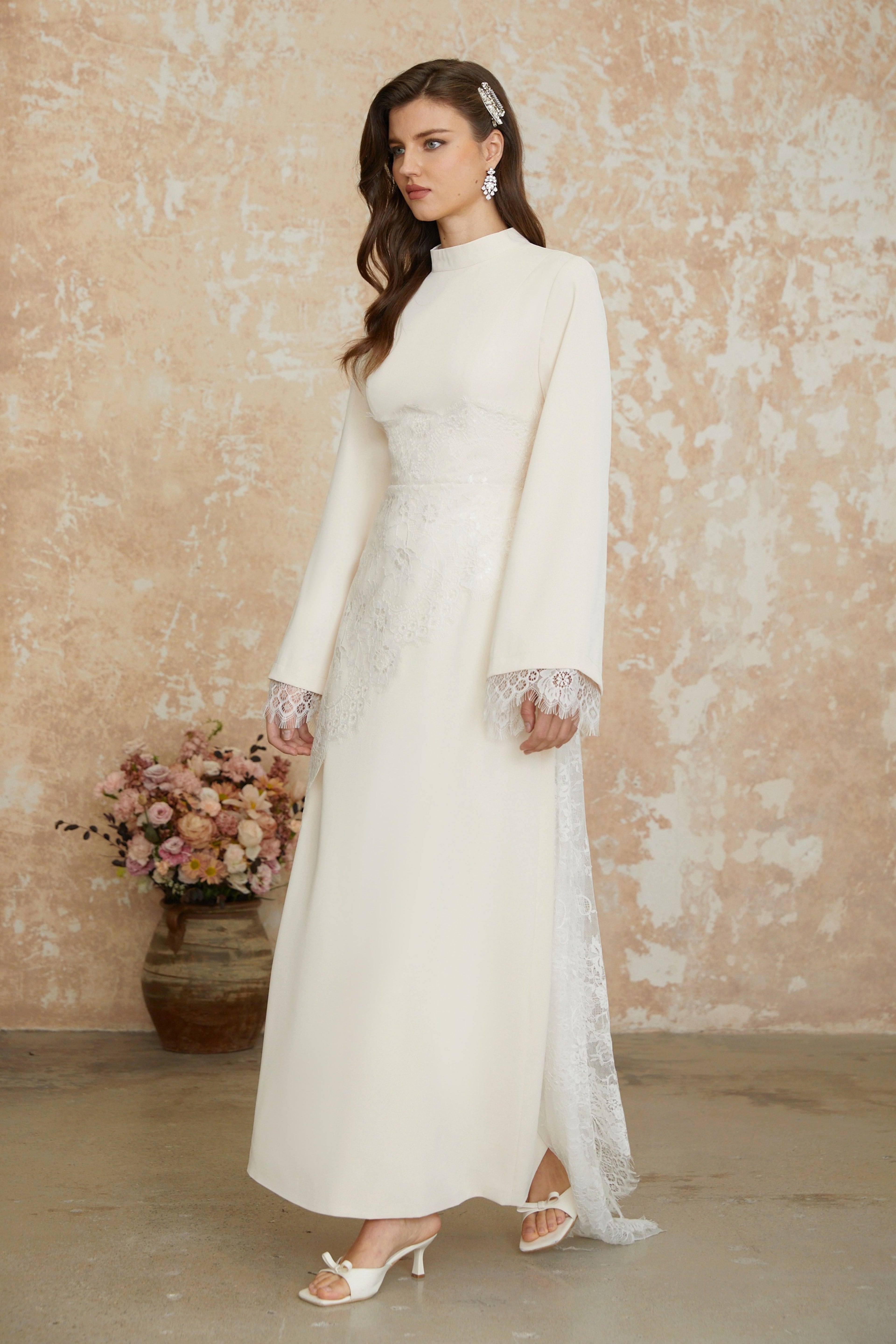 Vestido largo blanco con encaje floral Aurora de MRParis, muestra detalles de encaje y estilo elegante en la imagen.