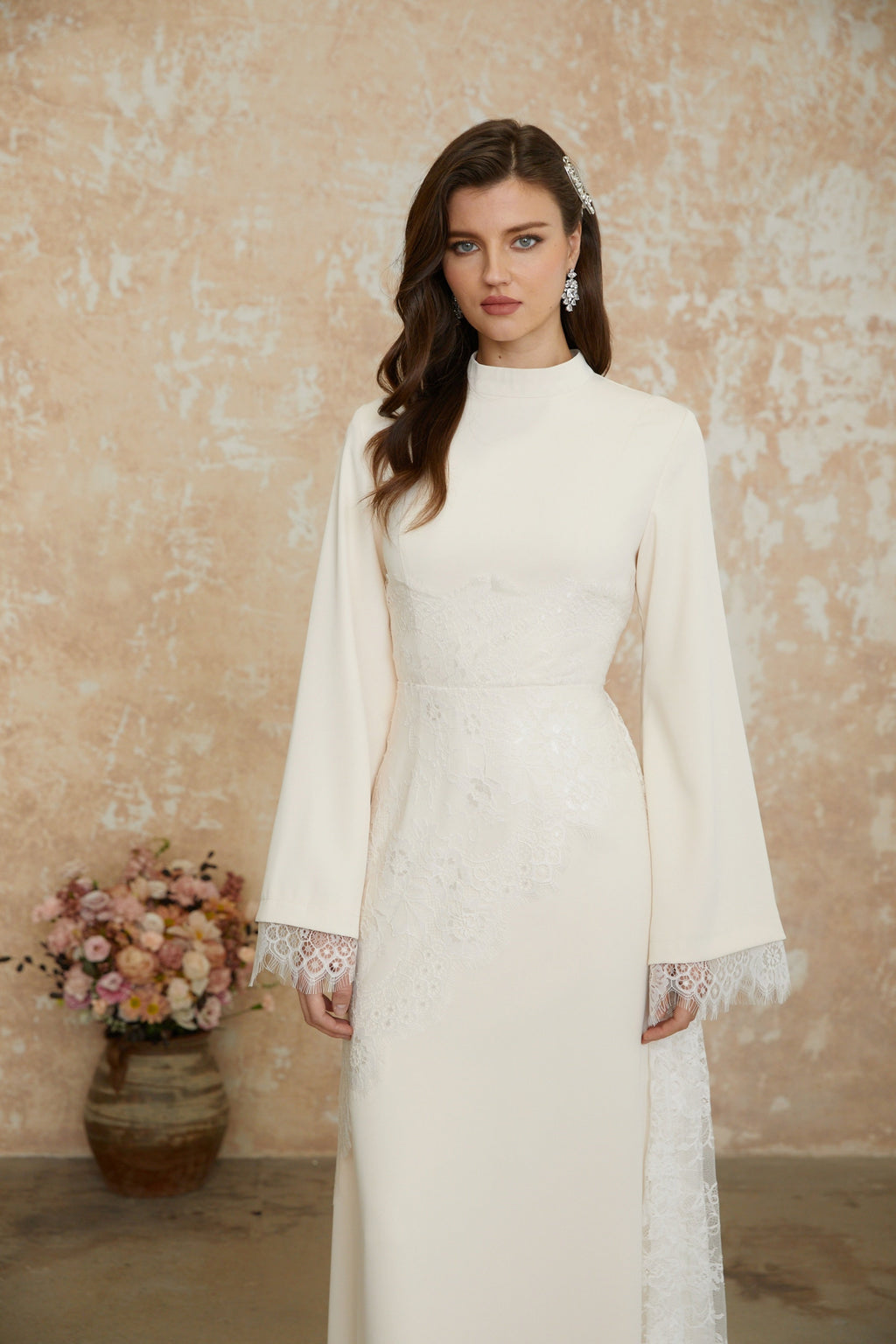 Vestido largo de encaje floral blanco Aurora de MRNewyork, con detalles elegantes y diseño femenino en la imagen.