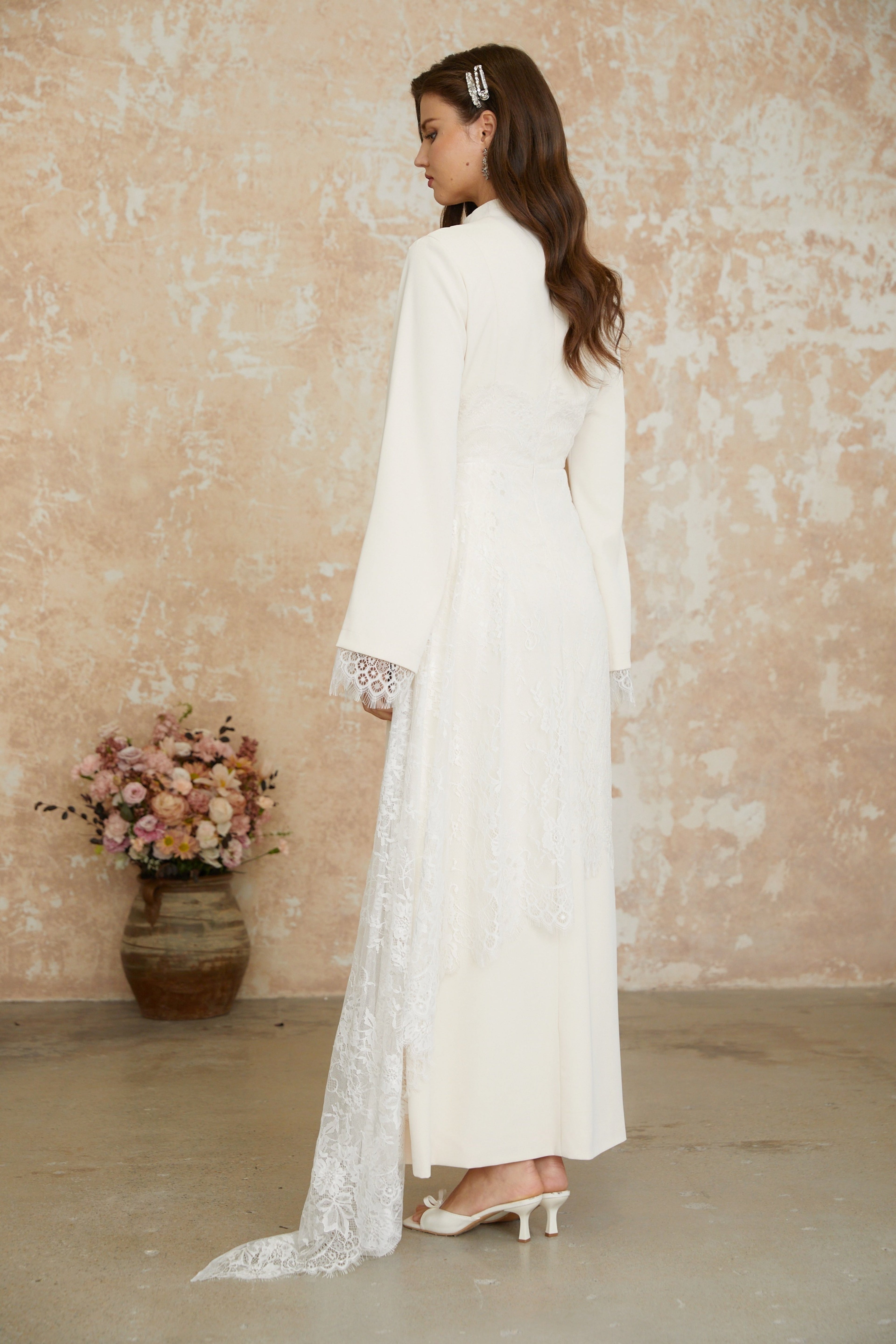 Vestido largo blanco con encaje floral Aurora de MRParis, mostrando su diseño elegante y detalles delicados en la tela.