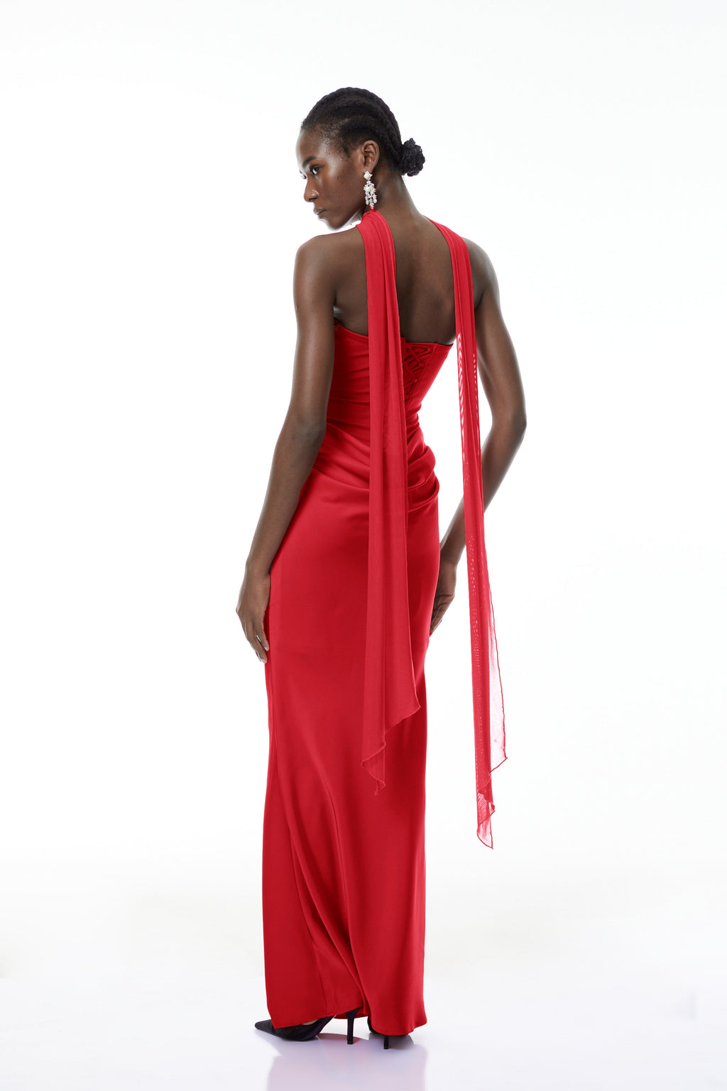 Vestido largo maxi de mujer de Bridal con escote en hombro, falda fruncida y bufanda roja para ocasiones elegantes.