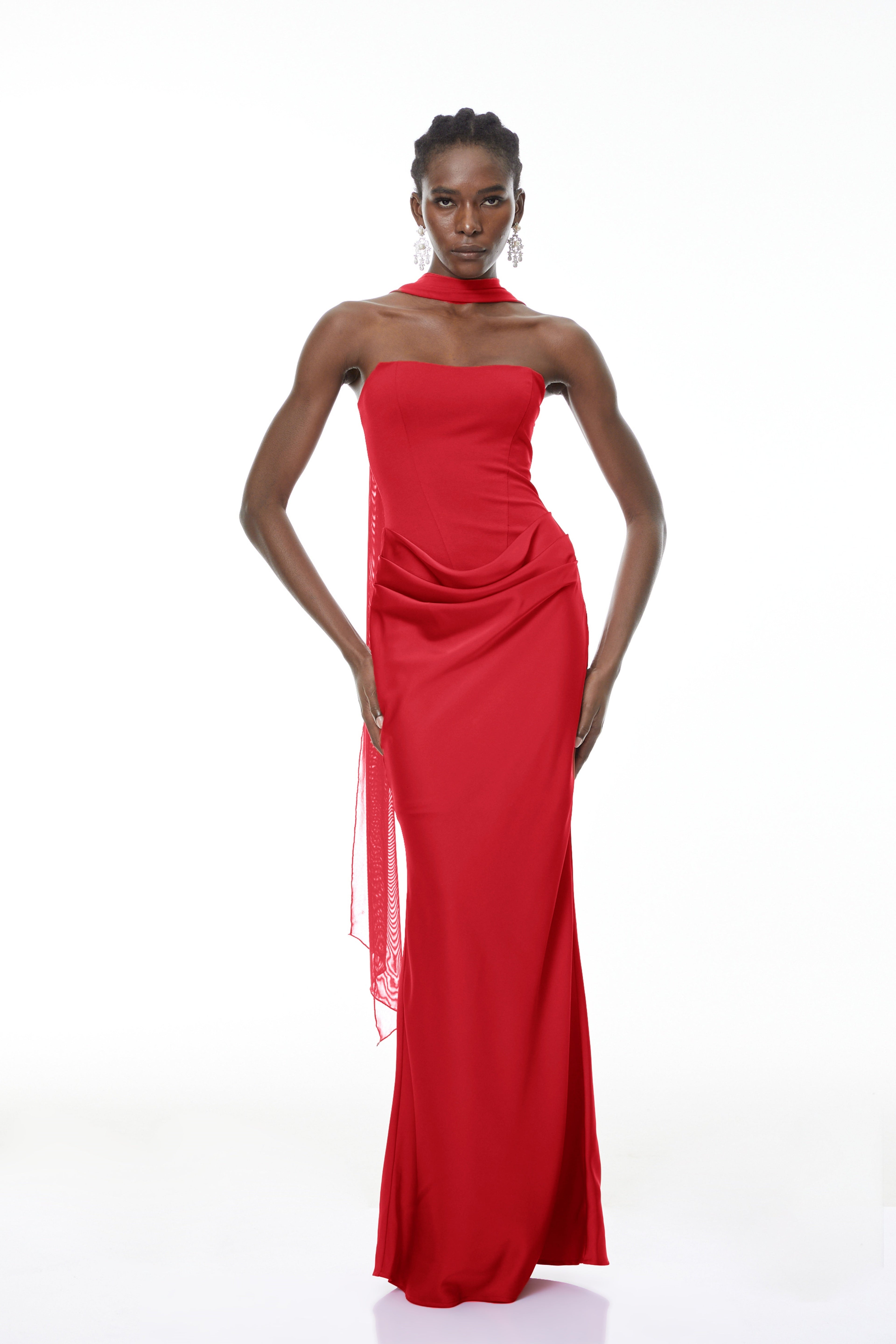 Vestido maxi rojo de mujer con escote en hombro, cinturilla fruncida y estilo elegante de la marca Bridal.