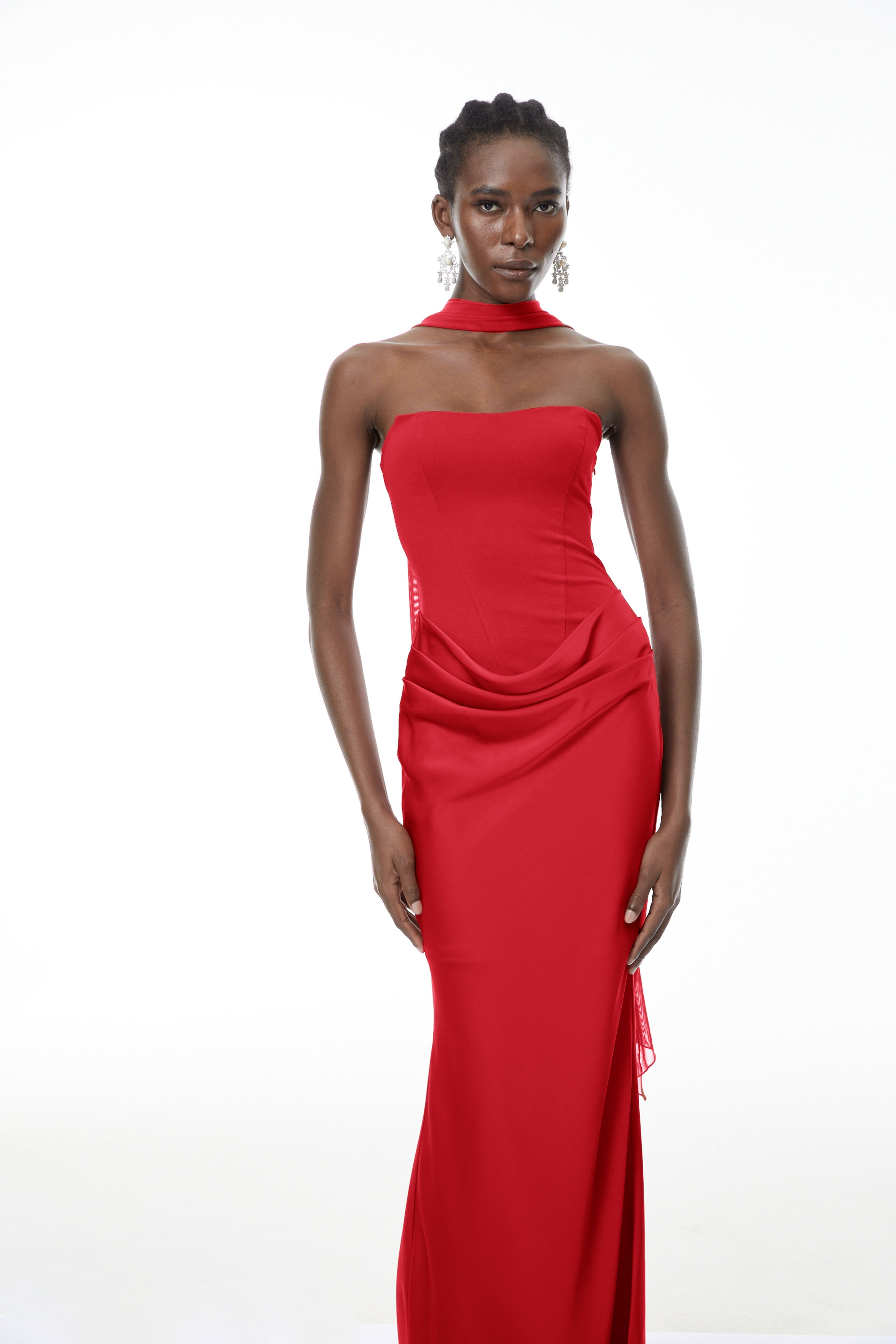 Vestido maxi rojo de Bridal con escote en hombro, bufanda Berit y diseño ajustado con fruncido en la parte superior.
