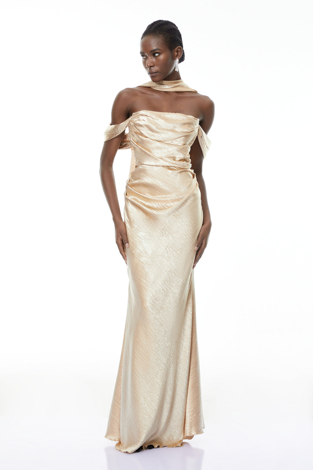 Vestido largo de sirena dorado con hombros descubiertos de MRTokyo, diseñado para ocasiones elegantes y sofisticadas.