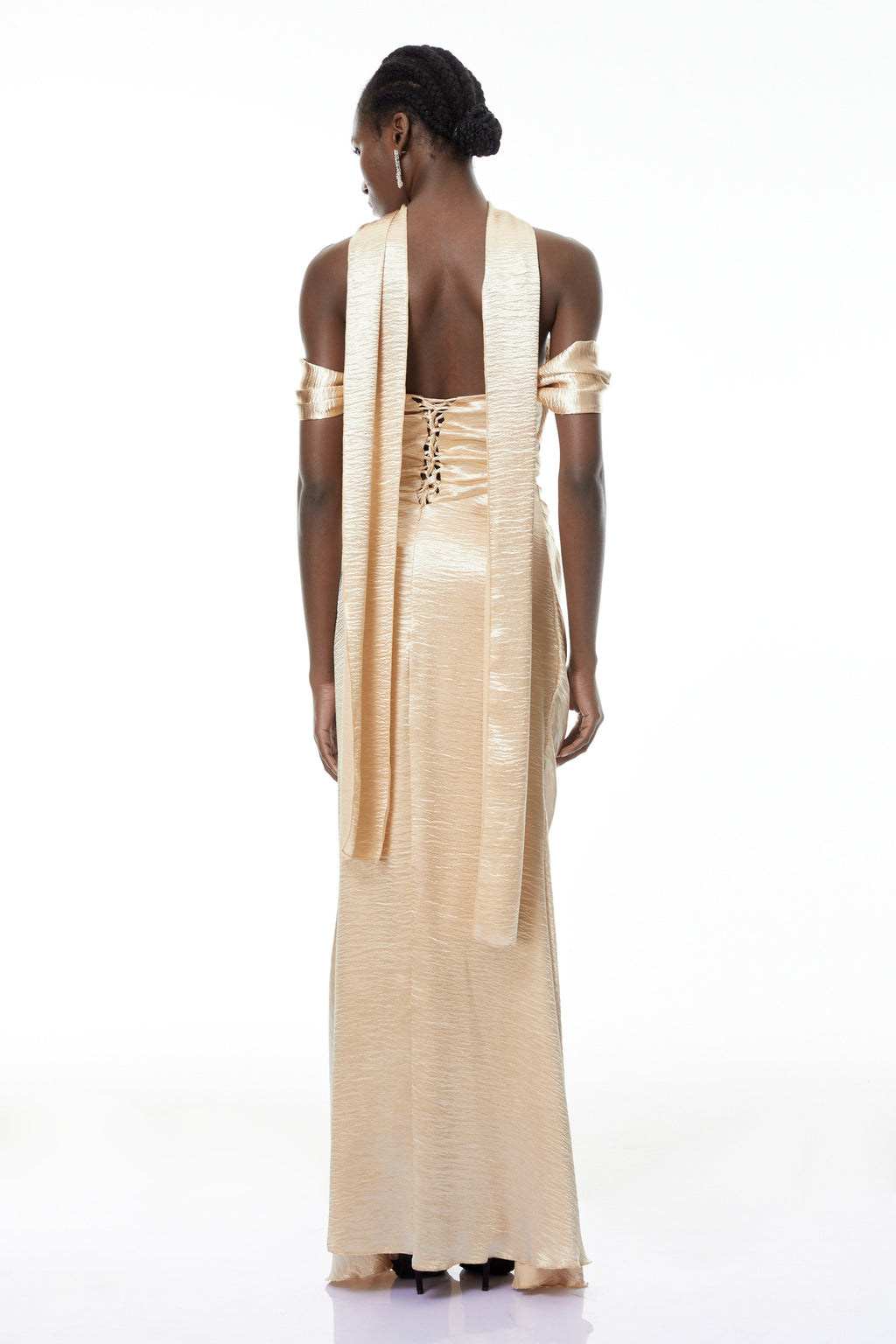Vestido maxi de sirena dorado con hombros descubiertos de la marca MRTokyo, en color dorado y estilo elegante.