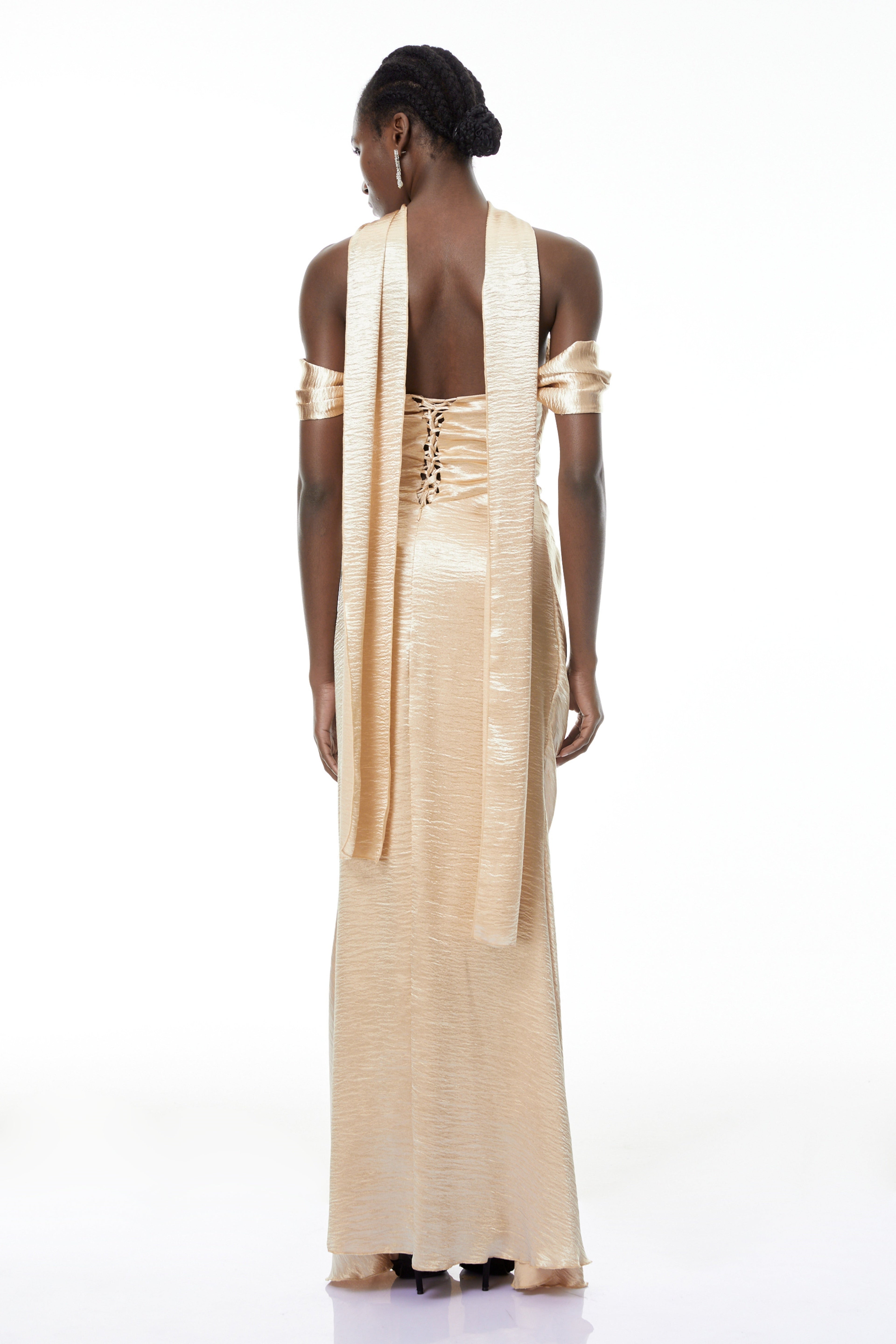 Vestido maxi de sirena dorado con hombros descubiertos de la marca MRTokyo, en color dorado y estilo elegante.