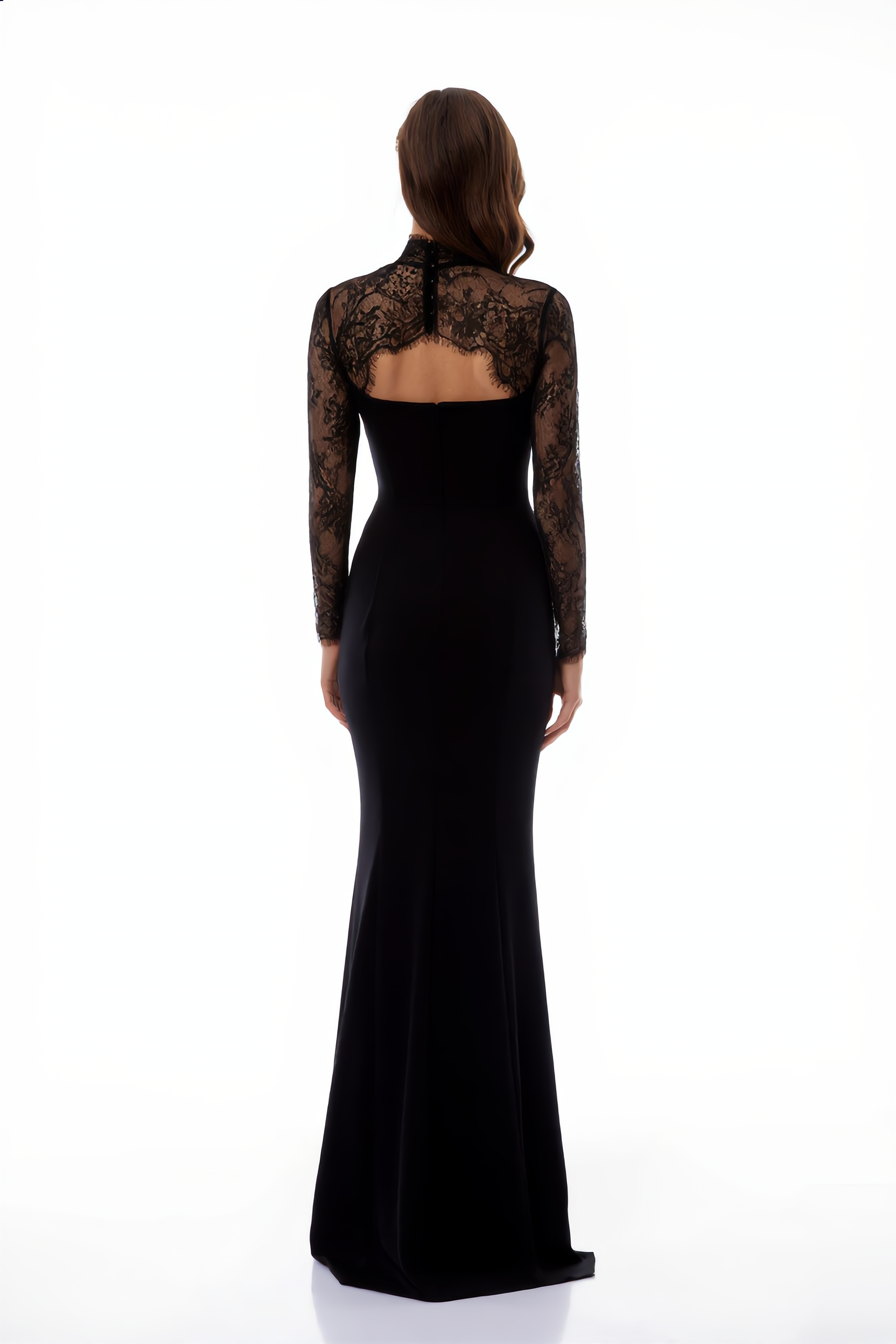 Vestido largo de novia Bokamoso con panel de encaje negro y silueta de sirena, mostrando detalles elegantes del vestido de novia.