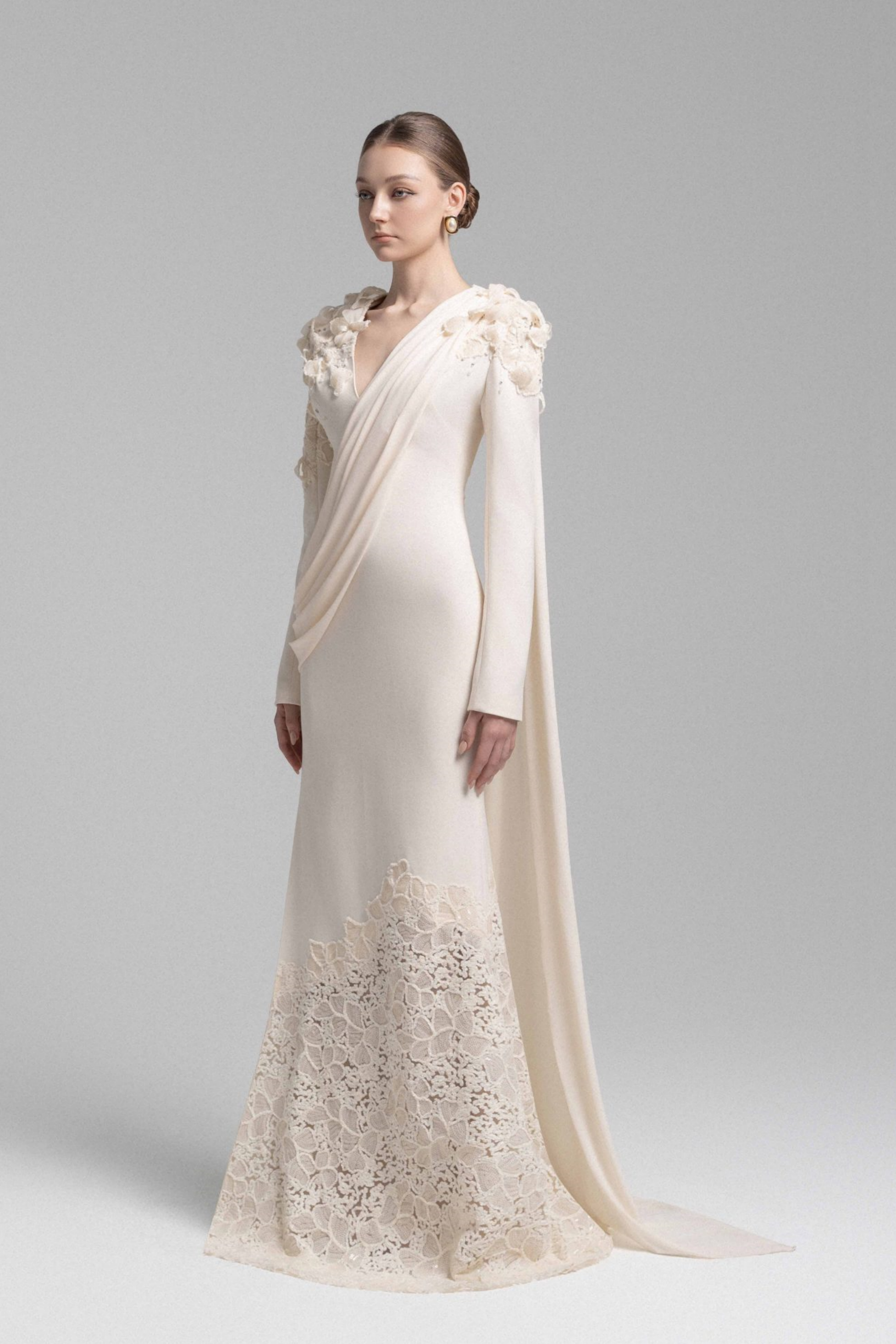 Vestido largo de encaje floral en champagne de MRNewyork con detalles de lazo, elegante y femenino para ocasiones especiales.