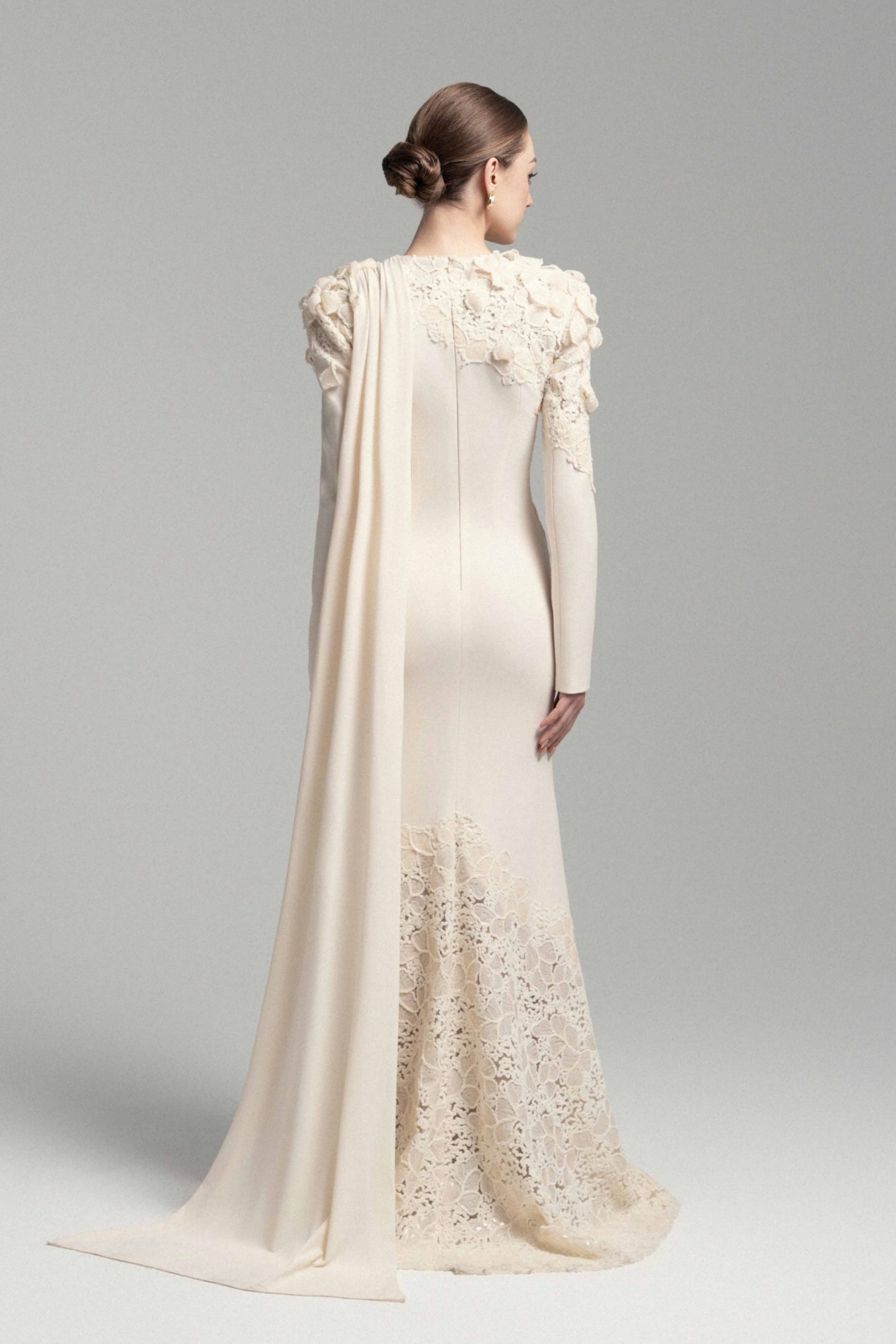 Vestido largo de encaje floral y champagne de MRNewyork, con detalle de lazo, ideal para ocasiones elegantes y sofisticadas.