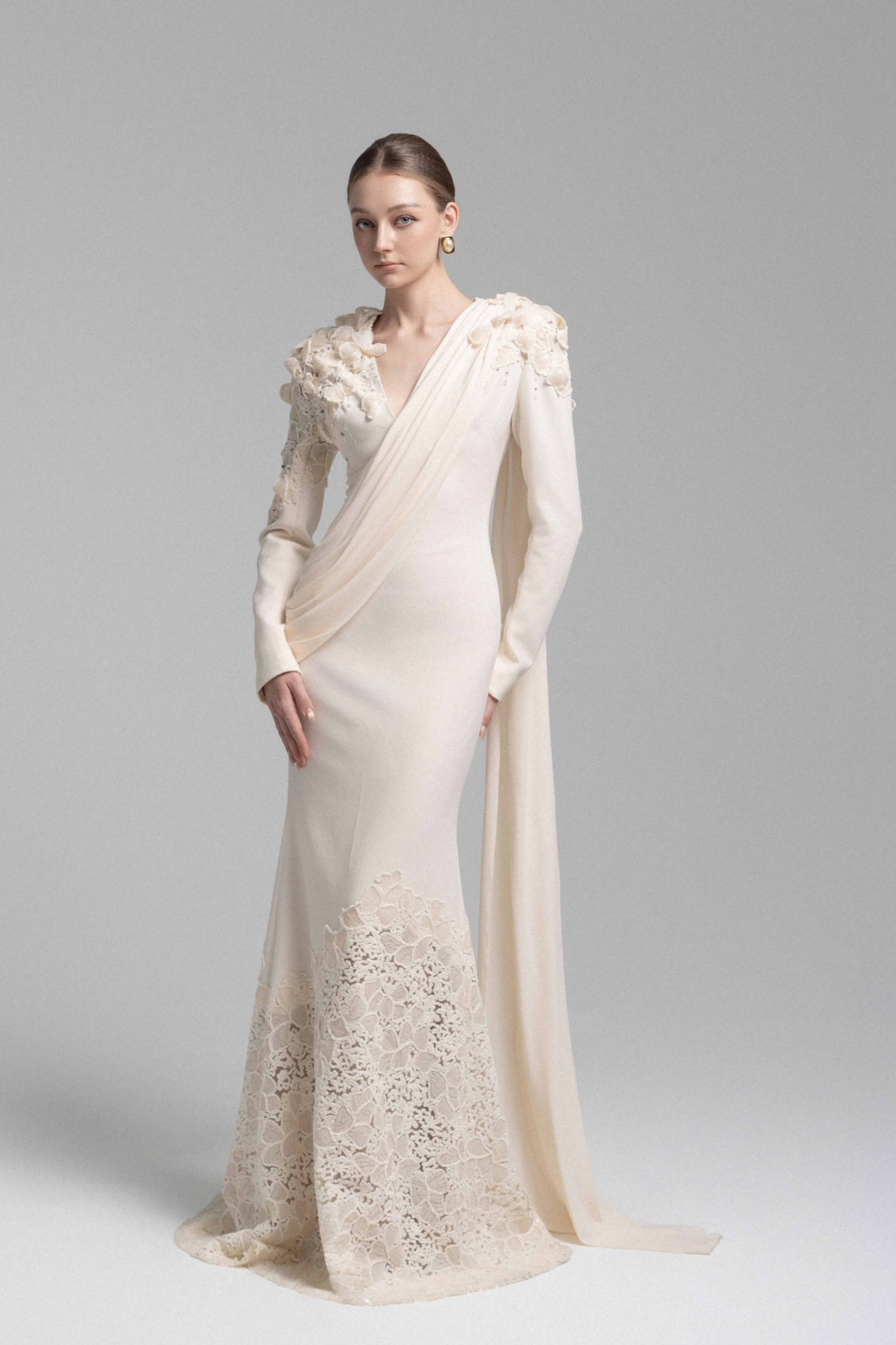 Vestido largo de encaje floral en champagne con detalles de lazo de MRNewyork, elegante y femenino.