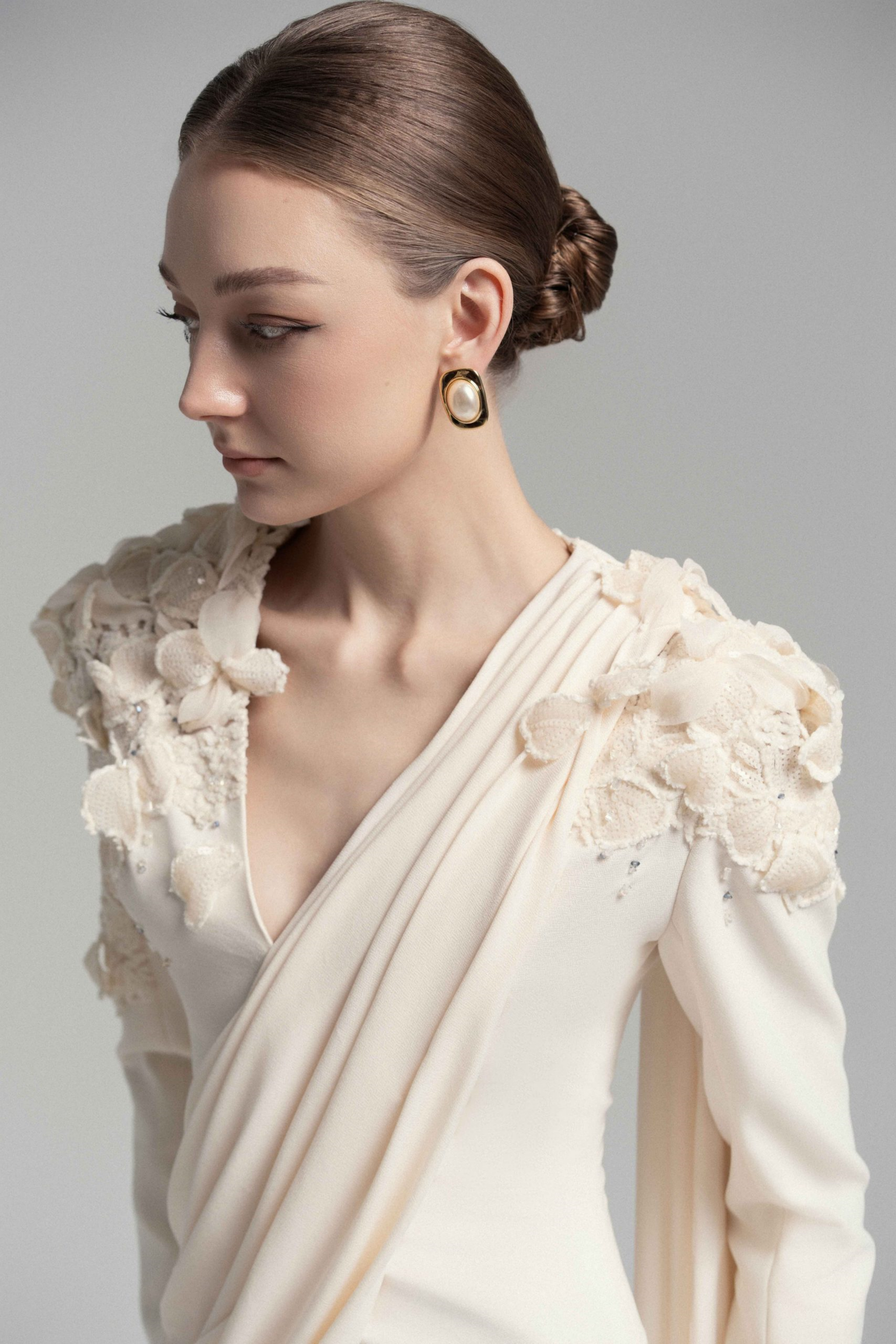 Vestido largo de encaje floral Champagne Calanthe de MRNewyork con detalle de lazo y diseño elegante.